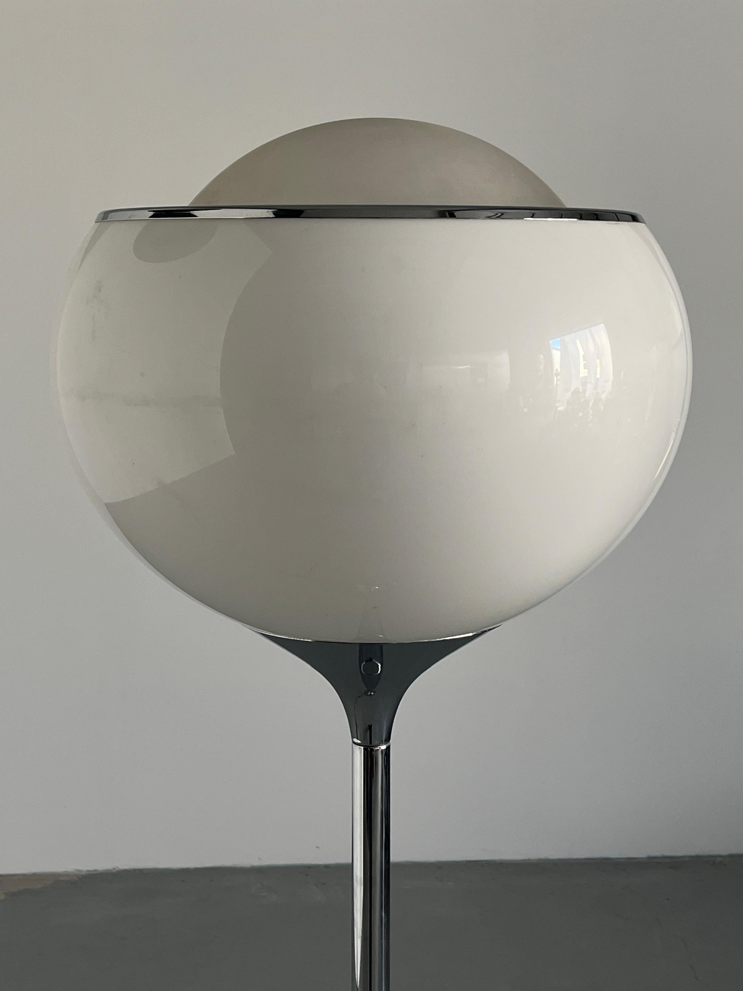 Lampada da terra Big Bud Space Age di Harvey Guzzini, plastica bianca e acciaio cromato In condizioni buone in vendita a Zagreb, HR
