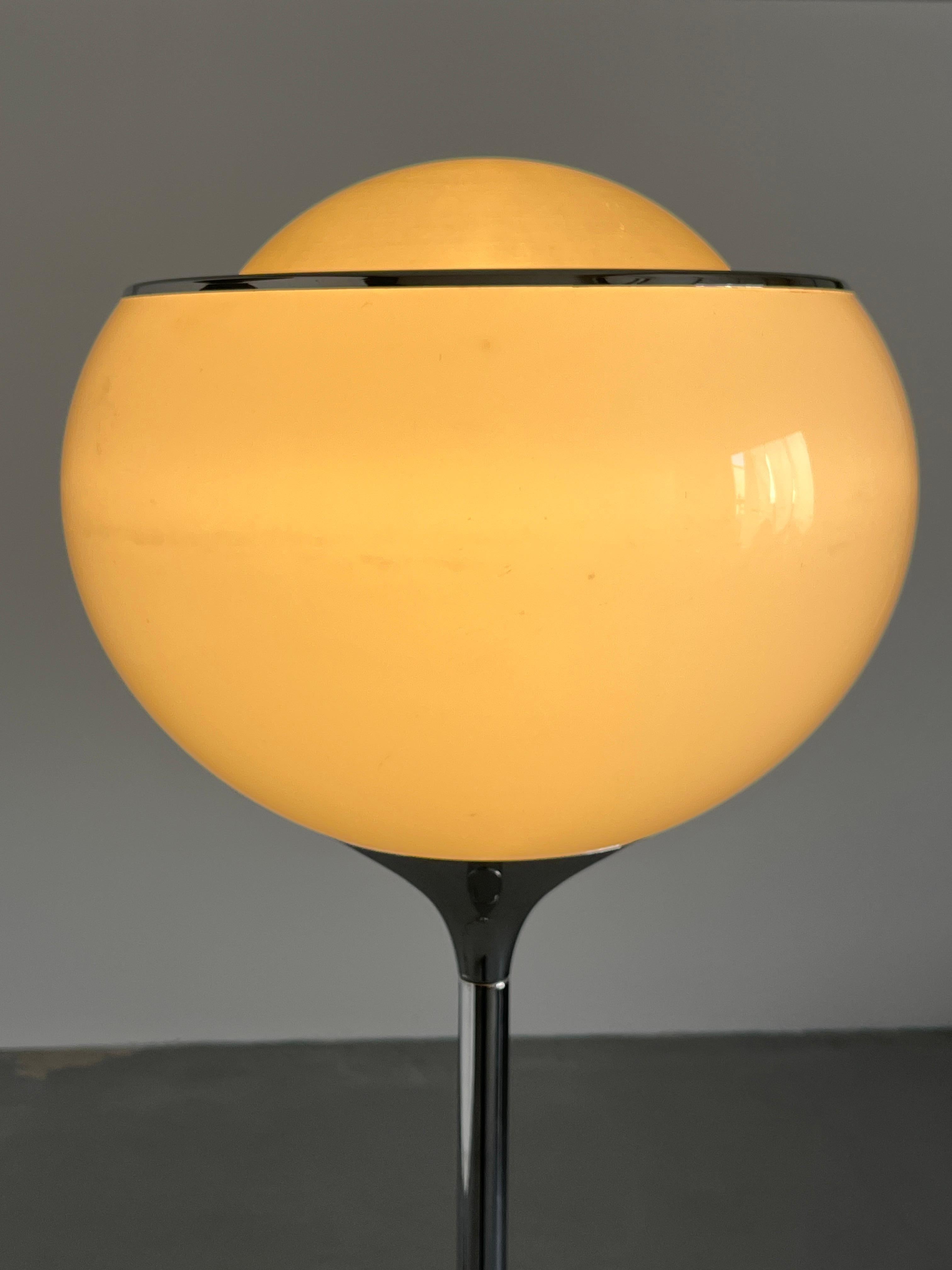 Metà XX secolo Lampada da terra Big Bud Space Age di Harvey Guzzini, plastica bianca e acciaio cromato in vendita