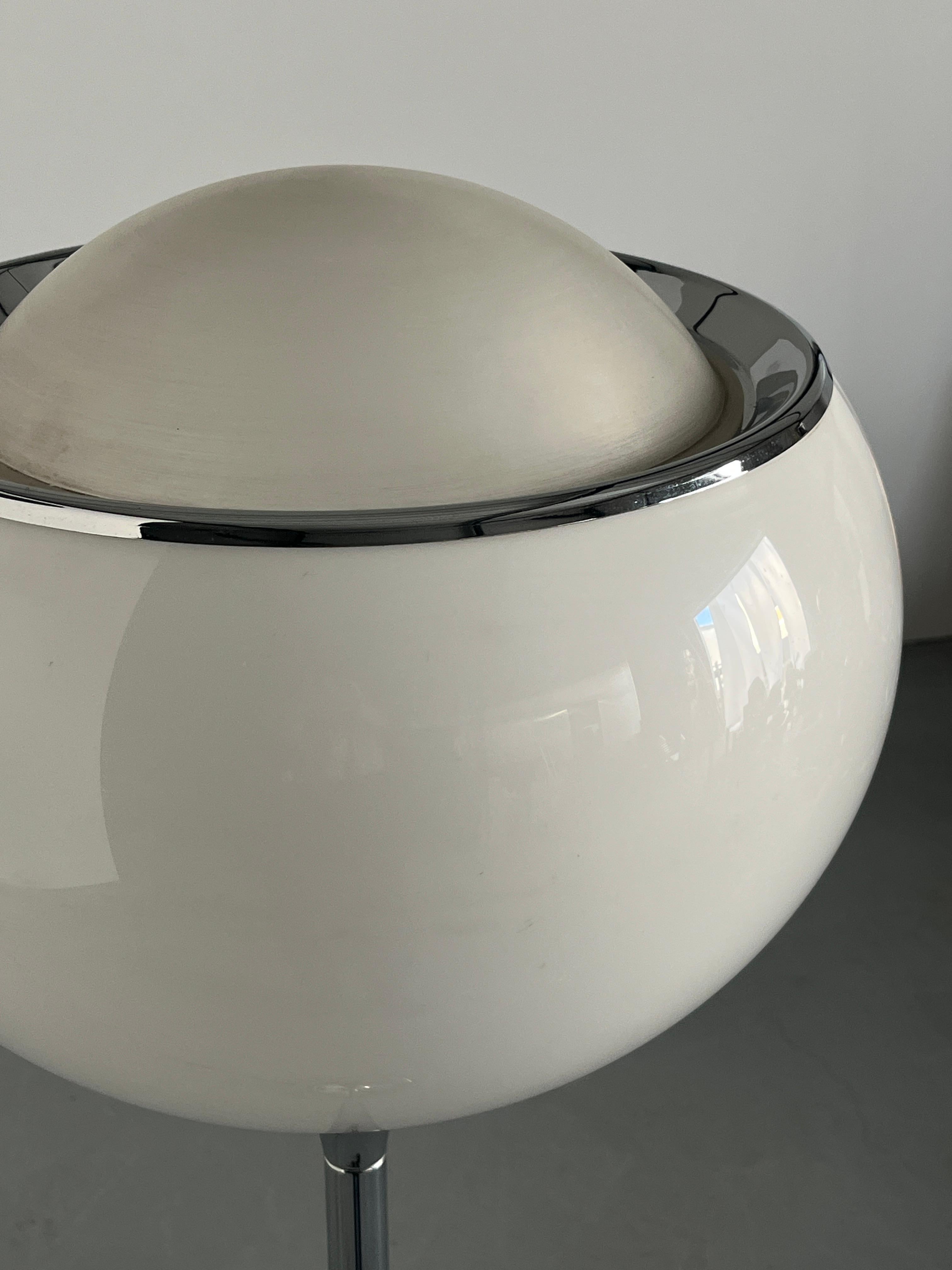 Acciaio Lampada da terra Big Bud Space Age di Harvey Guzzini, plastica bianca e acciaio cromato in vendita