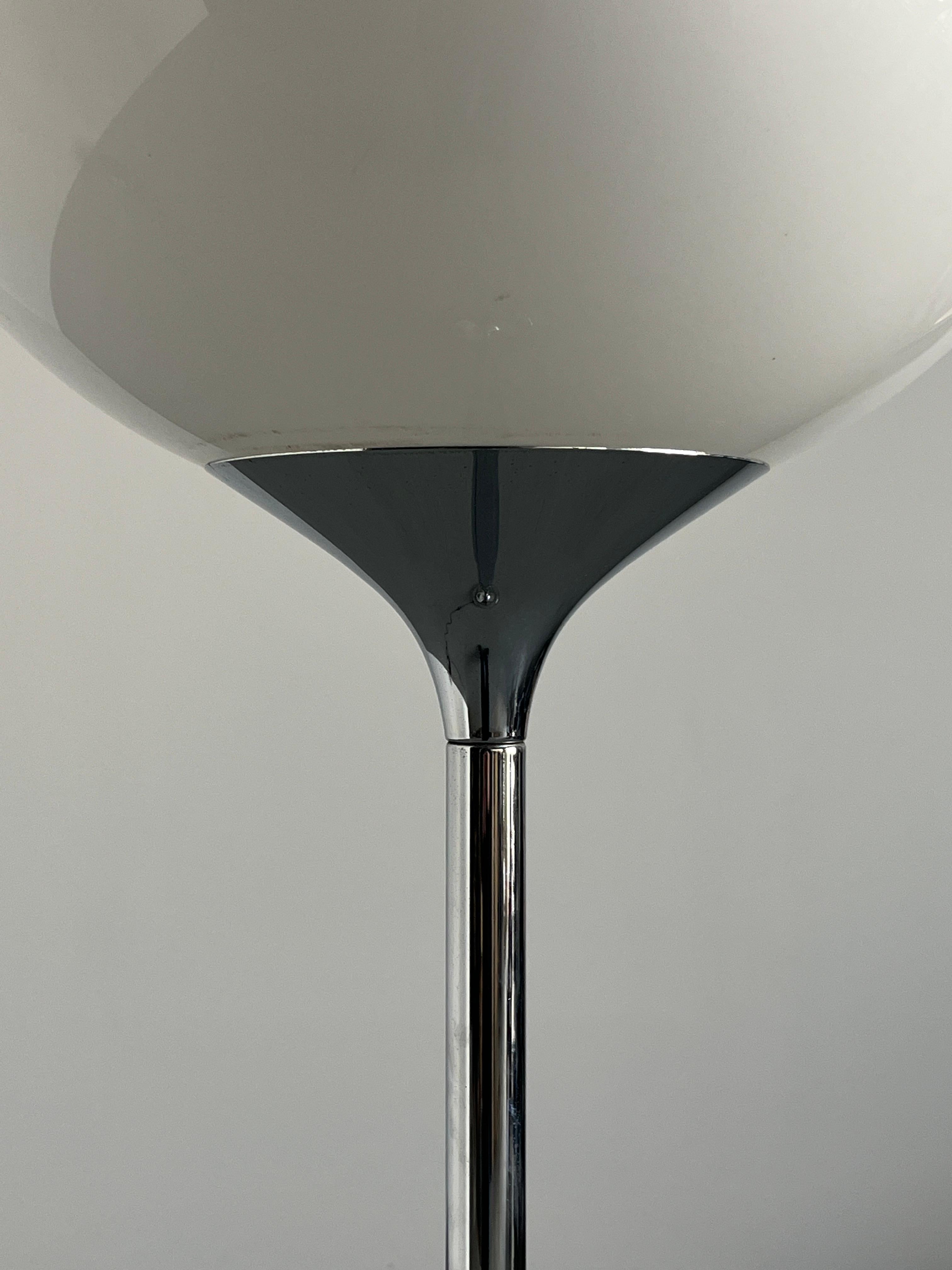 Lampada da terra Big Bud Space Age di Harvey Guzzini, plastica bianca e acciaio cromato in vendita 2