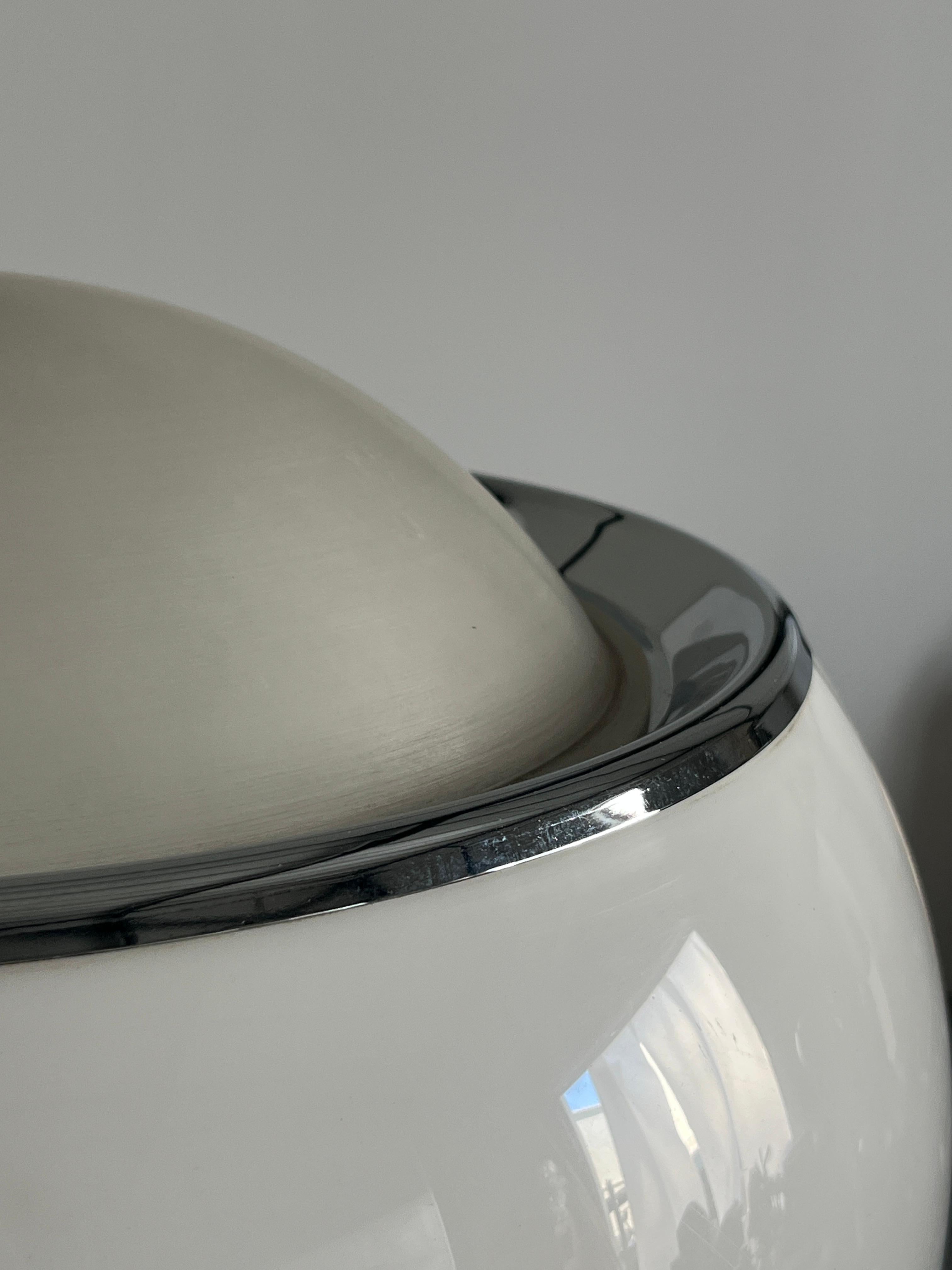 Lampada da terra Big Bud Space Age di Harvey Guzzini, plastica bianca e acciaio cromato in vendita 3