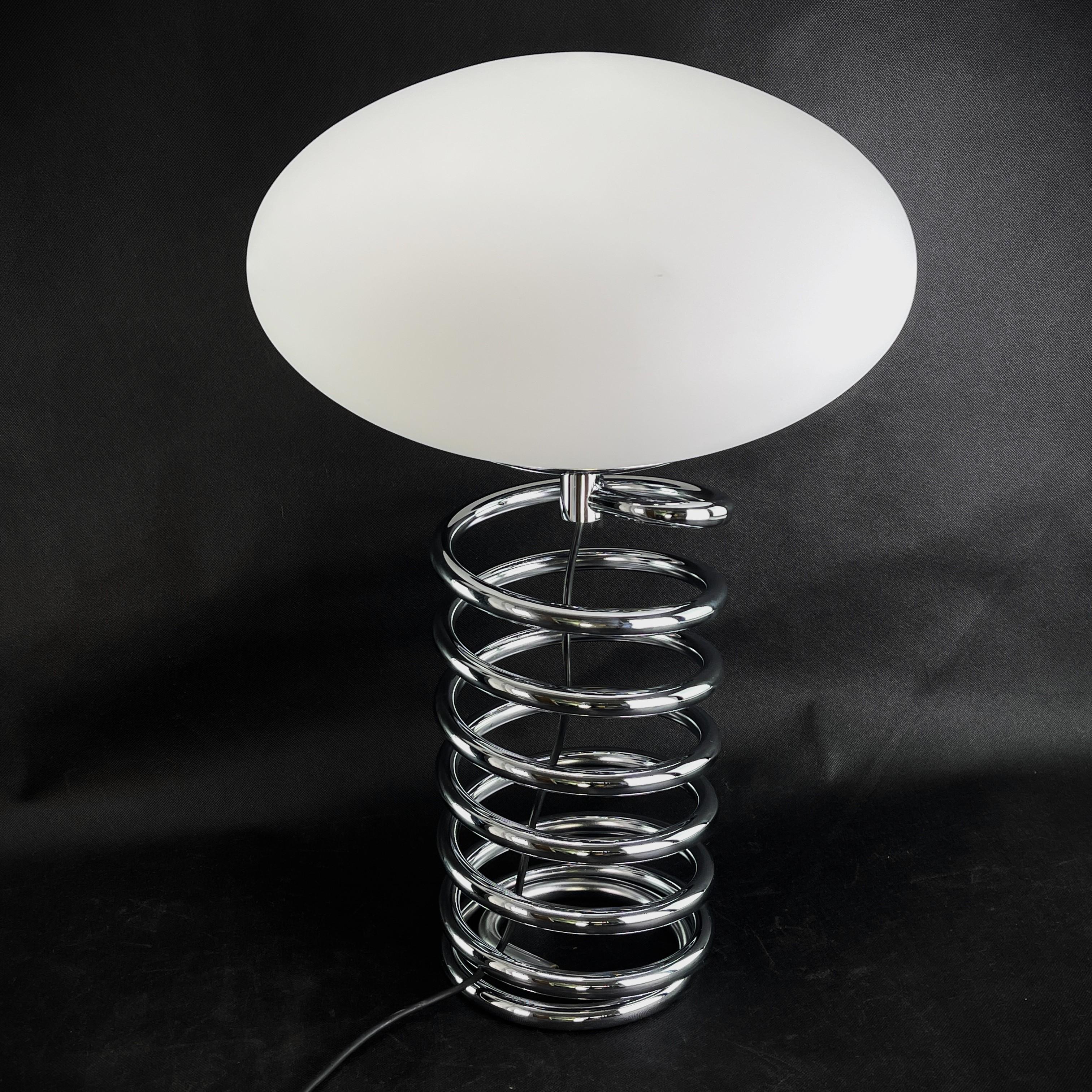 Lampadaire et lampe à poser d'Ingo Maurer - années 1970

La rare lampe à spirale est un véritable classique du design des années 70. La lampe de salon d'Ingo Maurer diffuse une lumière agréable. La lampe de table est rarement trouvée dans cet