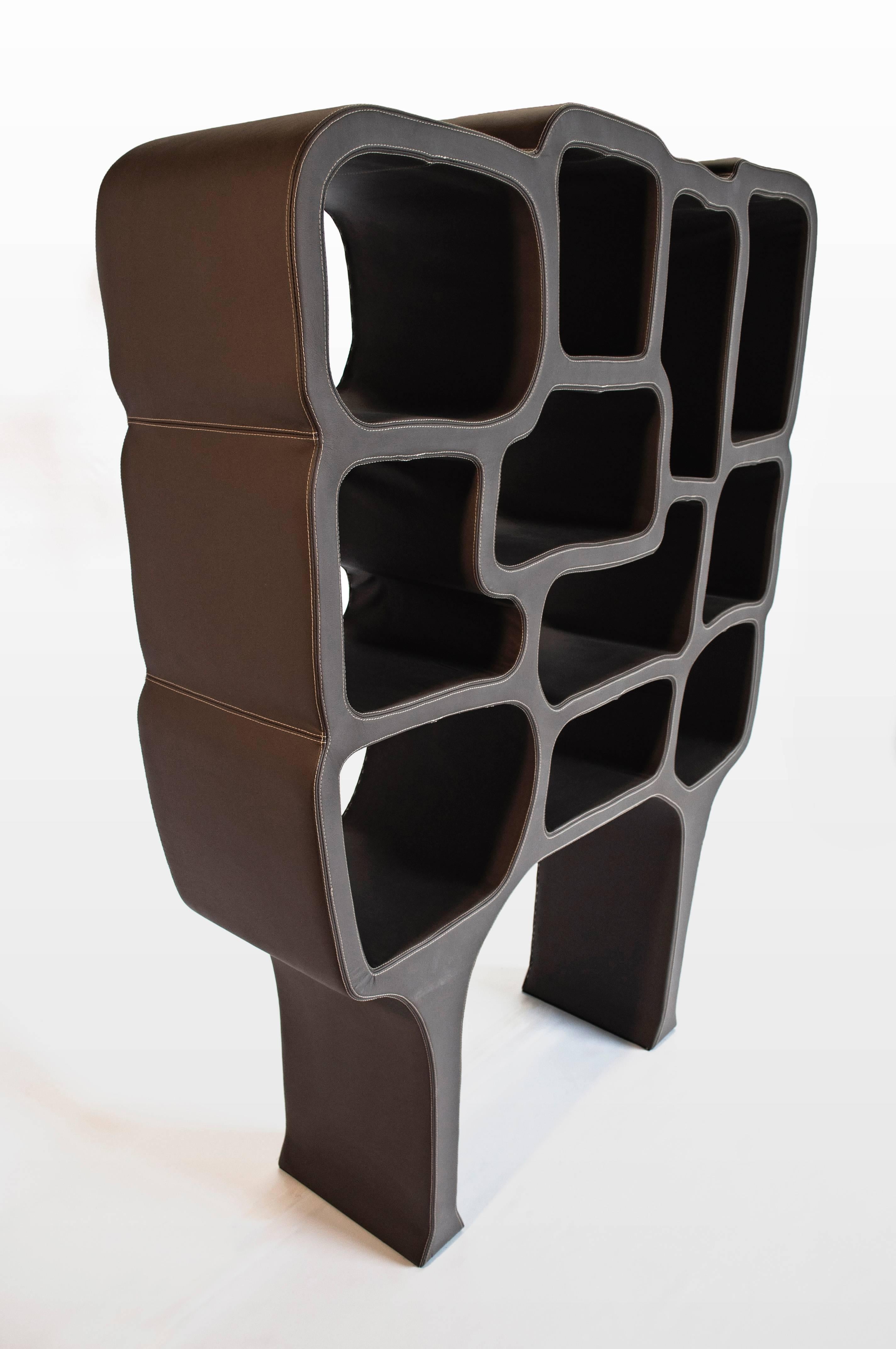Grande toro
Materiale: struttura in legno rivestita di
pelle.
Dimensioni: 190 x 150 x 42 cm.

La collezione organica di Werner Neumann: Werner Neumann stava scarabocchiando. E poi ha deciso di trasformare quello scarabocchio in realtà.
Questa