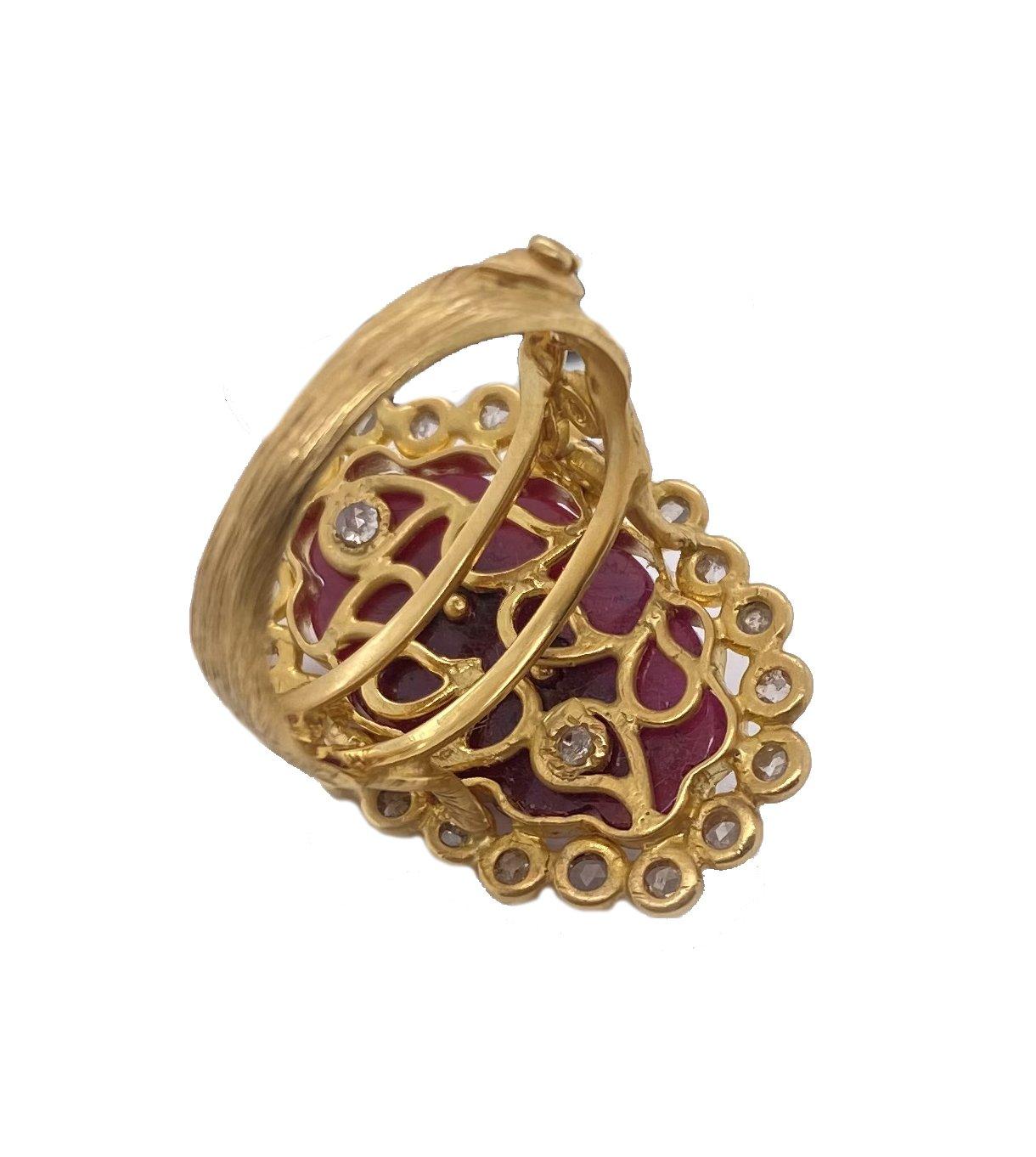 Contemporary Big Carved Ruby Sunshine Gold Ring with 0.58 Carat Diamonds For Sale