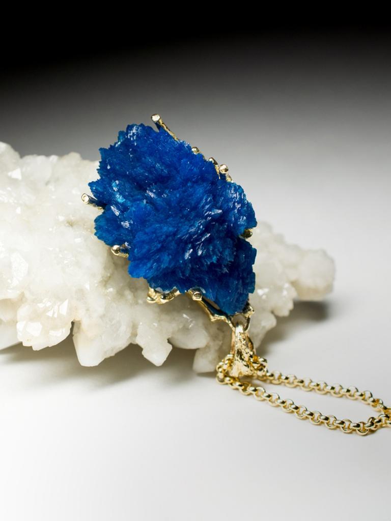 Big Cavansite Crystals Yellow Gold Pendant Azure Blue Raw Uncut Gemstone Healing In New Condition For Sale In Berlin, DE
