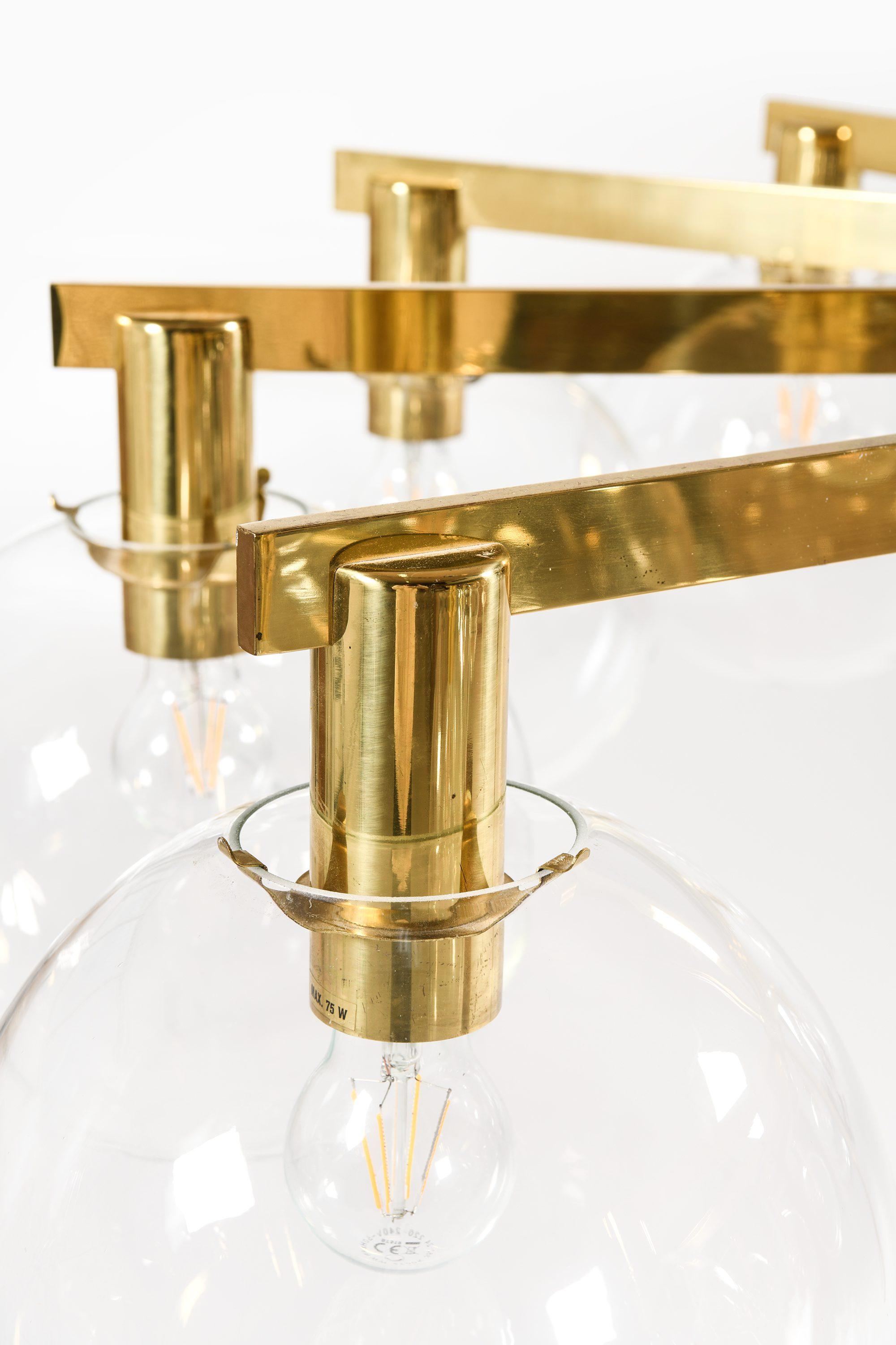Scandinavo moderno Grande lampada da soffitto in ottone e vetro trasparente originale di Hans-Agne Jakobsson, anni '50 in vendita