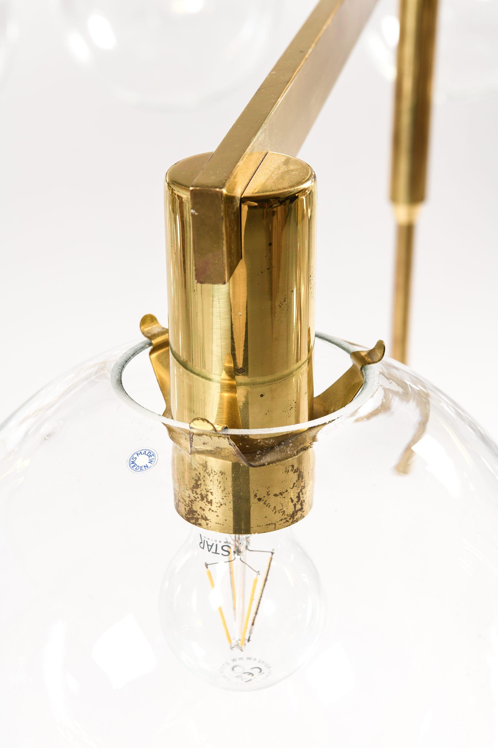 Grande lampada da soffitto in ottone e vetro trasparente originale di Hans-Agne Jakobsson, anni '50 In condizioni buone in vendita a Limhamn, Skåne län