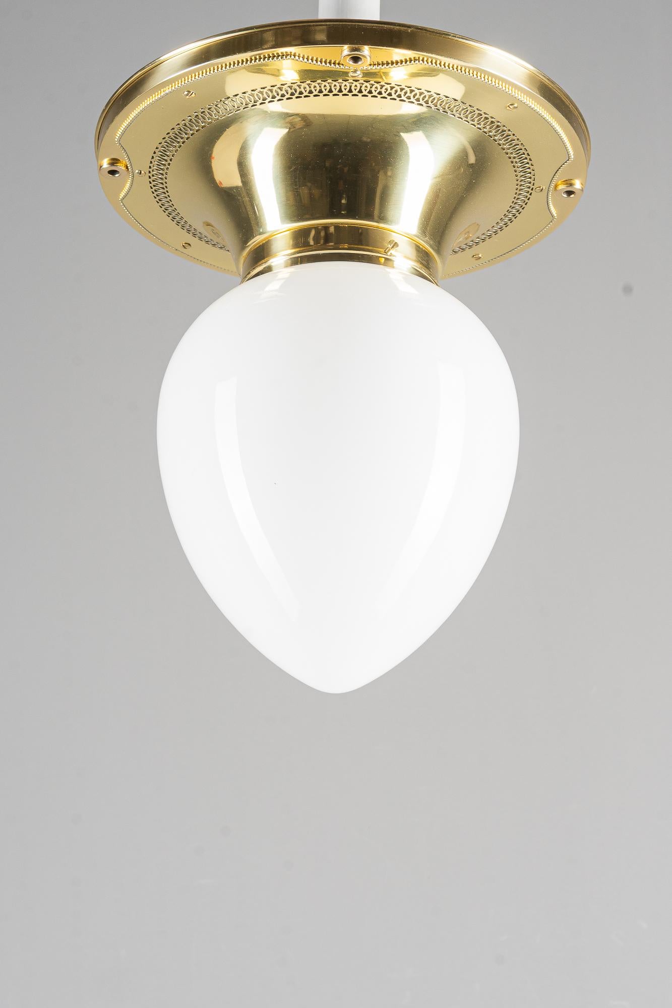 Große Deckenlampe mit Opalglasschirm Wien um 1920er Jahre 
Original Opalglas-Schirm
Messing poliert und emailliert