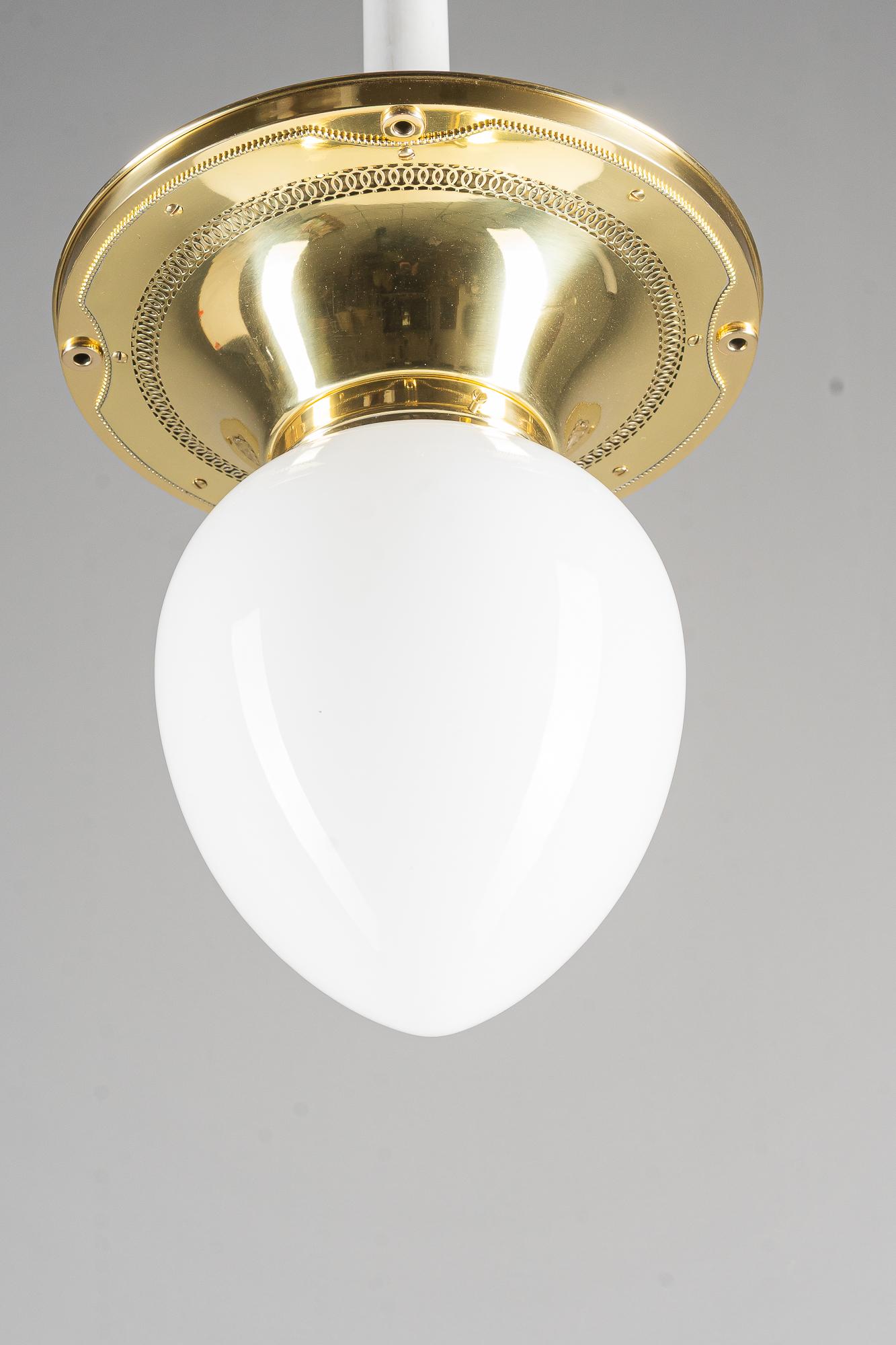 Große Deckenlampe mit Opalglasschirm Wien um 1920er Jahre (Lackiert) im Angebot