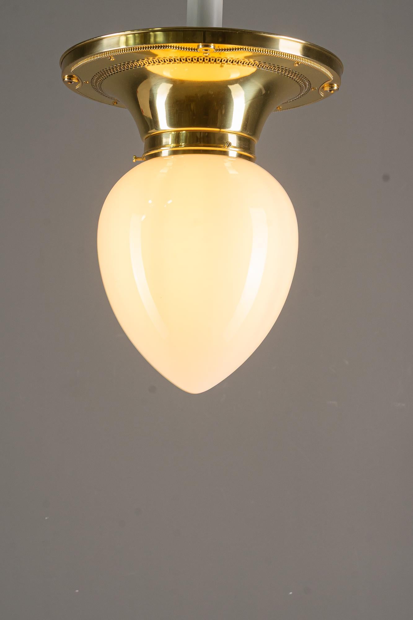 Große Deckenlampe mit Opalglasschirm Wien um 1920er Jahre (Messing) im Angebot