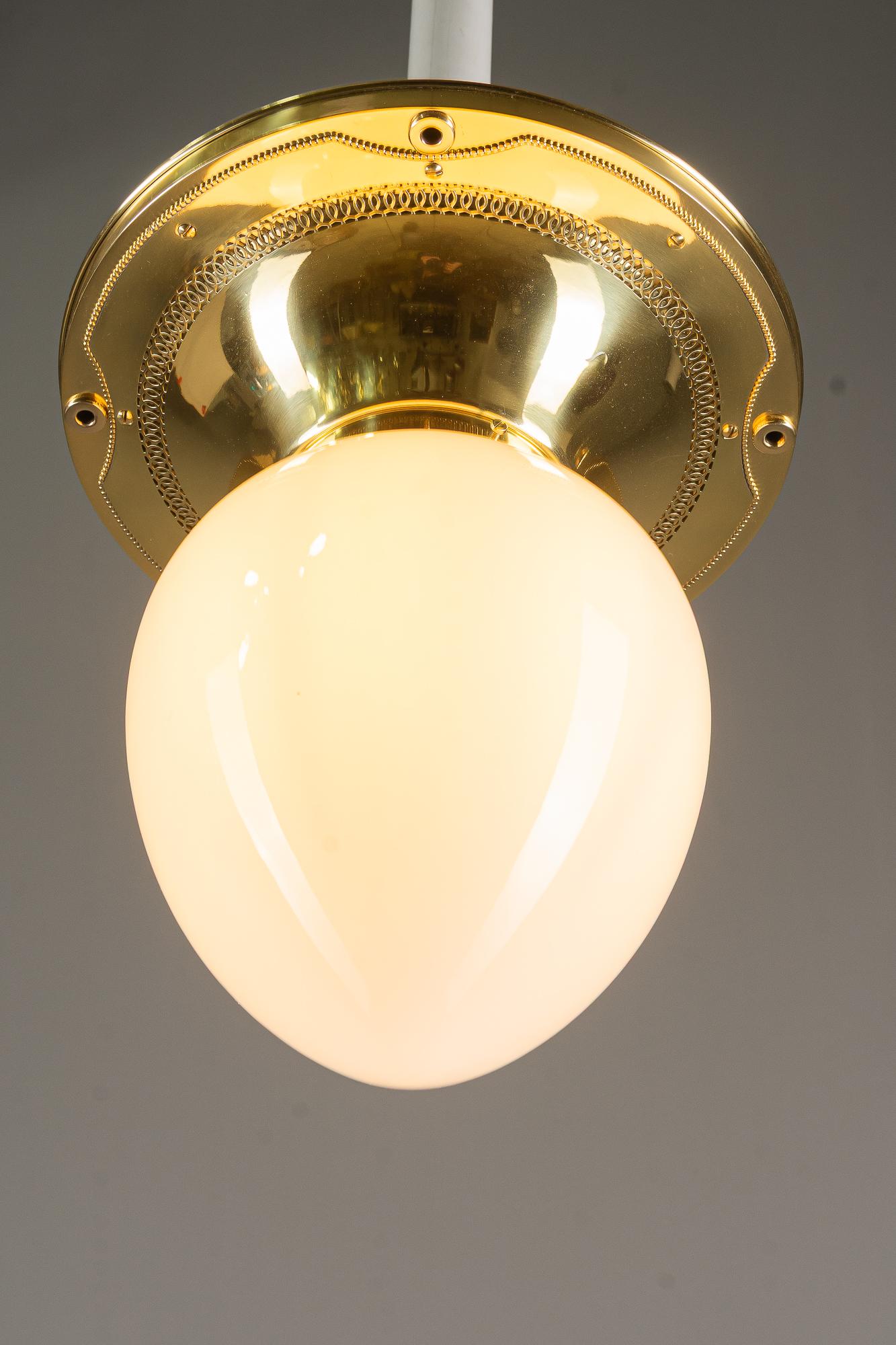 Große Deckenlampe mit Opalglasschirm Wien um 1920er Jahre im Angebot 2