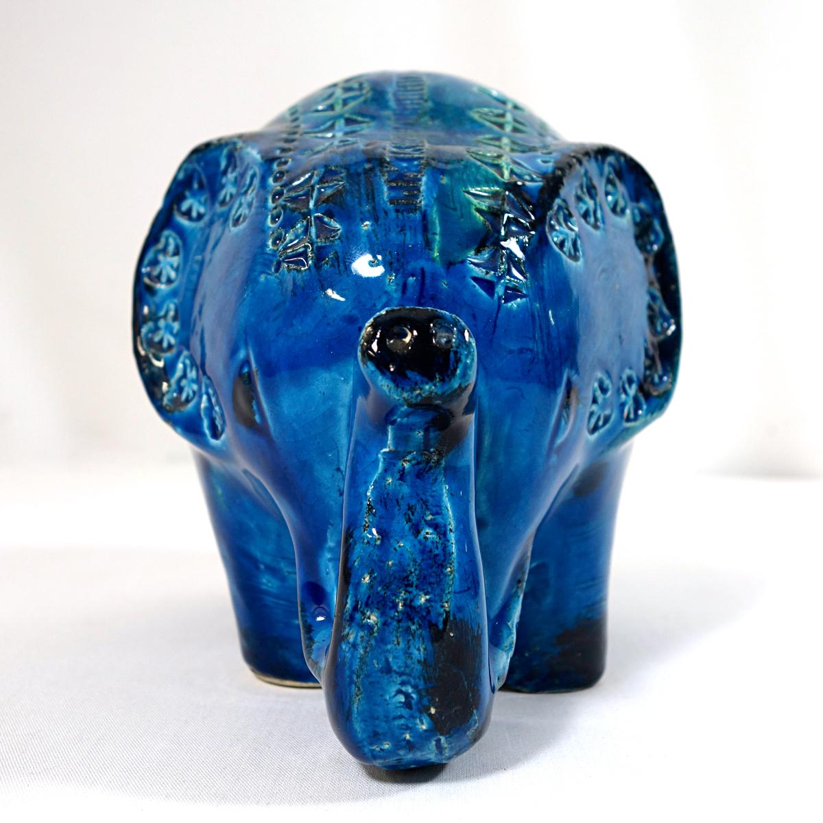 Wonderful deep blue elephant made of ceramic. This animal figurine was designed by Aldo Londi for the extensive Rimini Blu series of Italian ceramic specialist Bitossi.