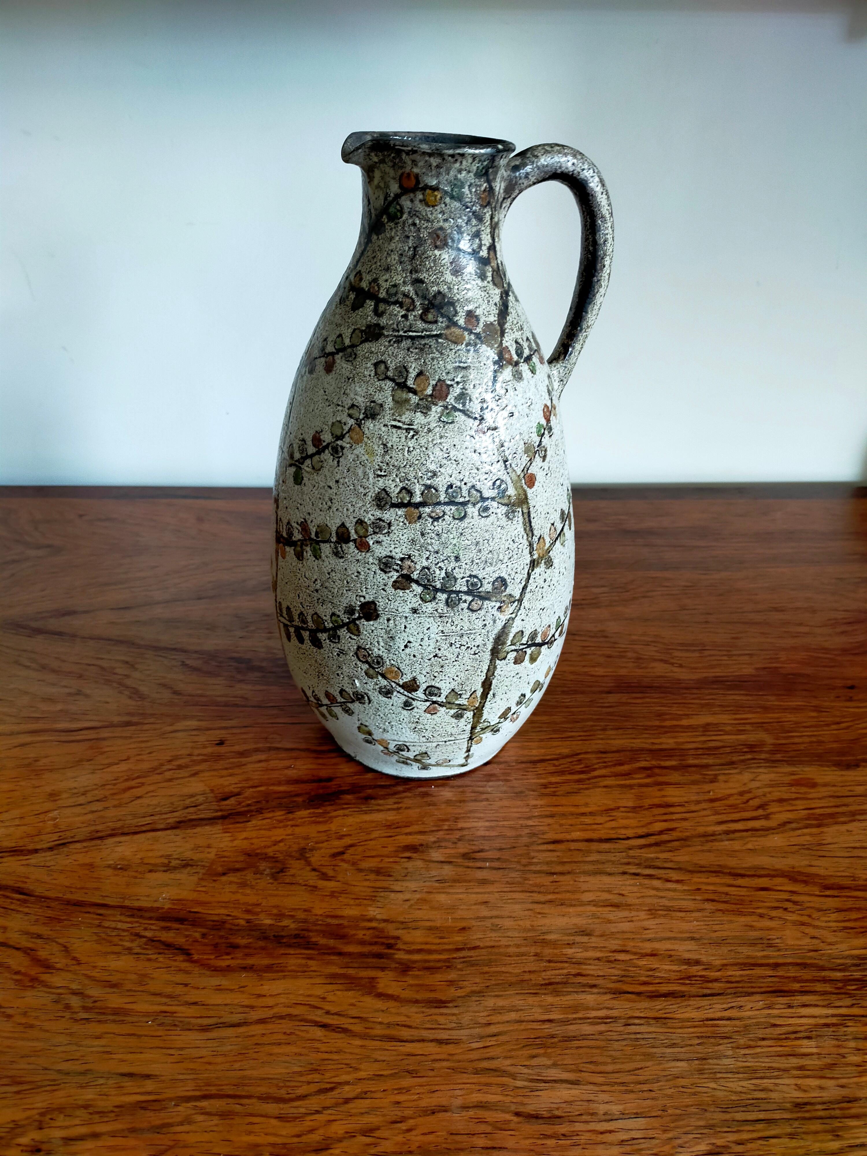Grande cruche ou vase en céramique de Paul Quéré.
Décoration florale sur Engobe beige-gris.
Signé Le Minotaure à la base.