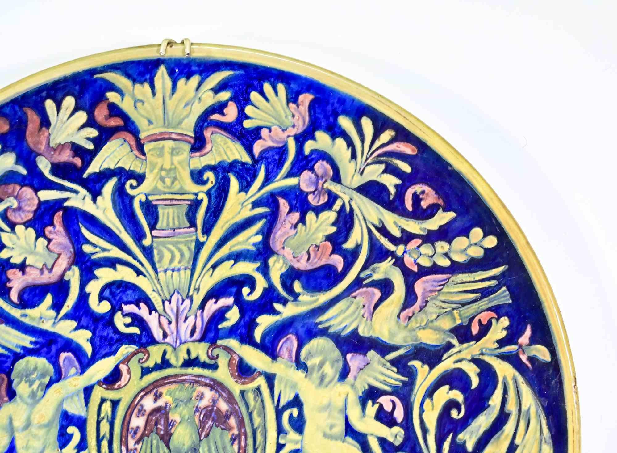 Piatto in ceramica riccamente decorato realizzato da Alberto Rubboli a Gualdo Tadino, a metà del XX secolo.

Firmato sul retro.

Ottime condizioni.