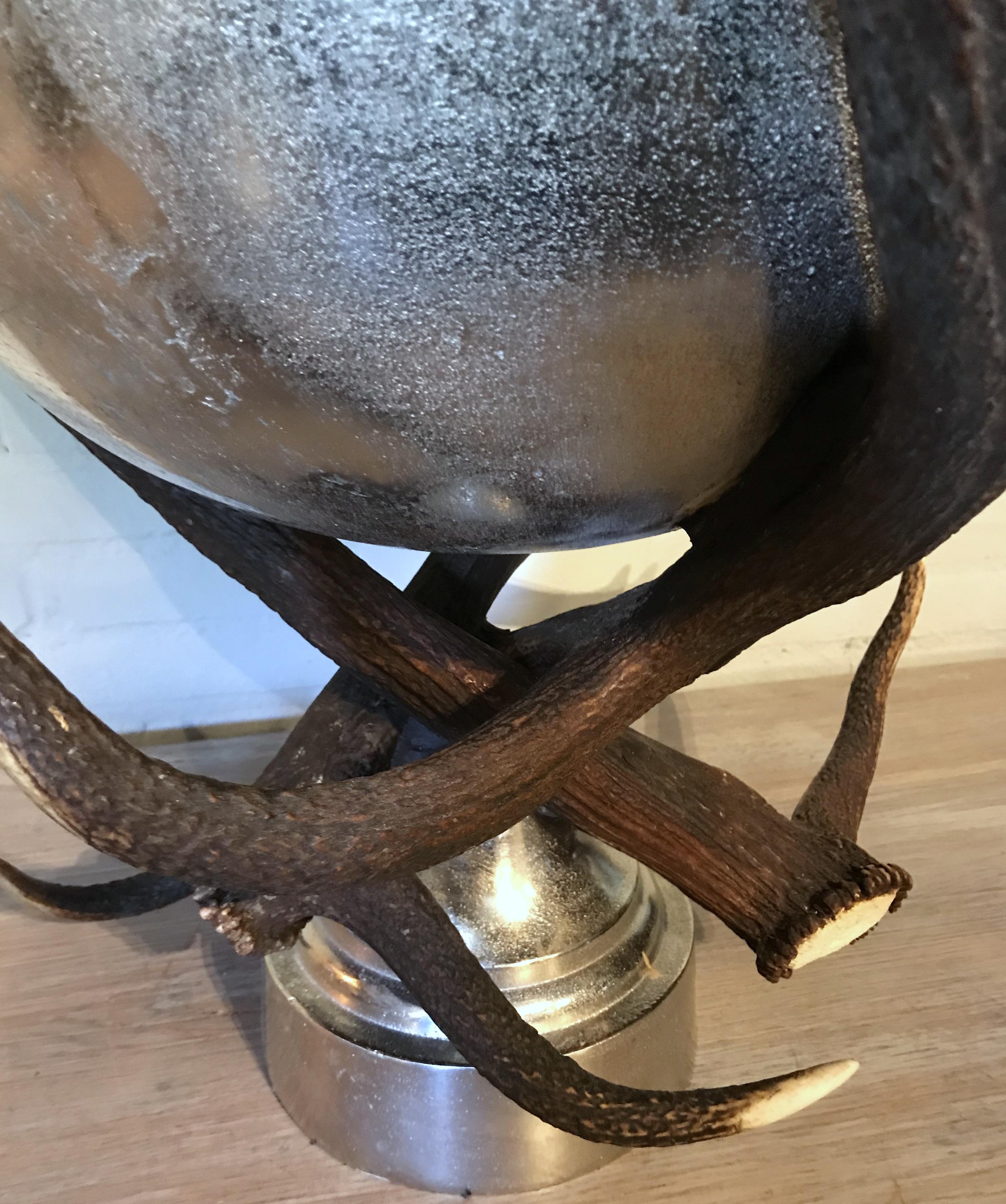 Big champagne cooler made of red deer antler. The bowl is made of robust nickel-plated metal.
Very decorative piece to fill up with ice and bottles of wine or champagne. The bowl has a diameter of 45 cm.