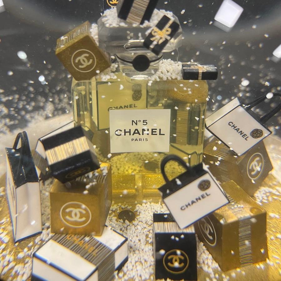 Erstaunliche elektrische Chanel Schneekugel, großes Modell
Zustand: nie getragen
Hergestellt in Frankreich
MATERIAL: Glas, Kunststoff
Farbe: gold, transparent
Abmessungen: Durchmesser 12 cm
Stempel: ja
Details: großes, elektrisches Modell mit
