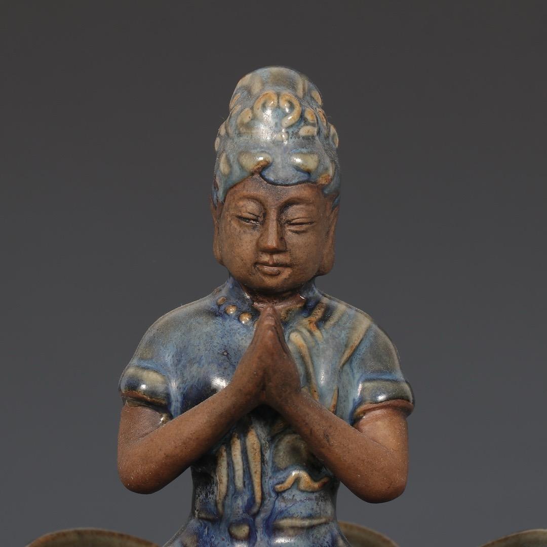 Gran Porcelana China Vieja Esmaltada en Color Buda Sentado sobre Loto Palo de Vela siglo XIX en venta