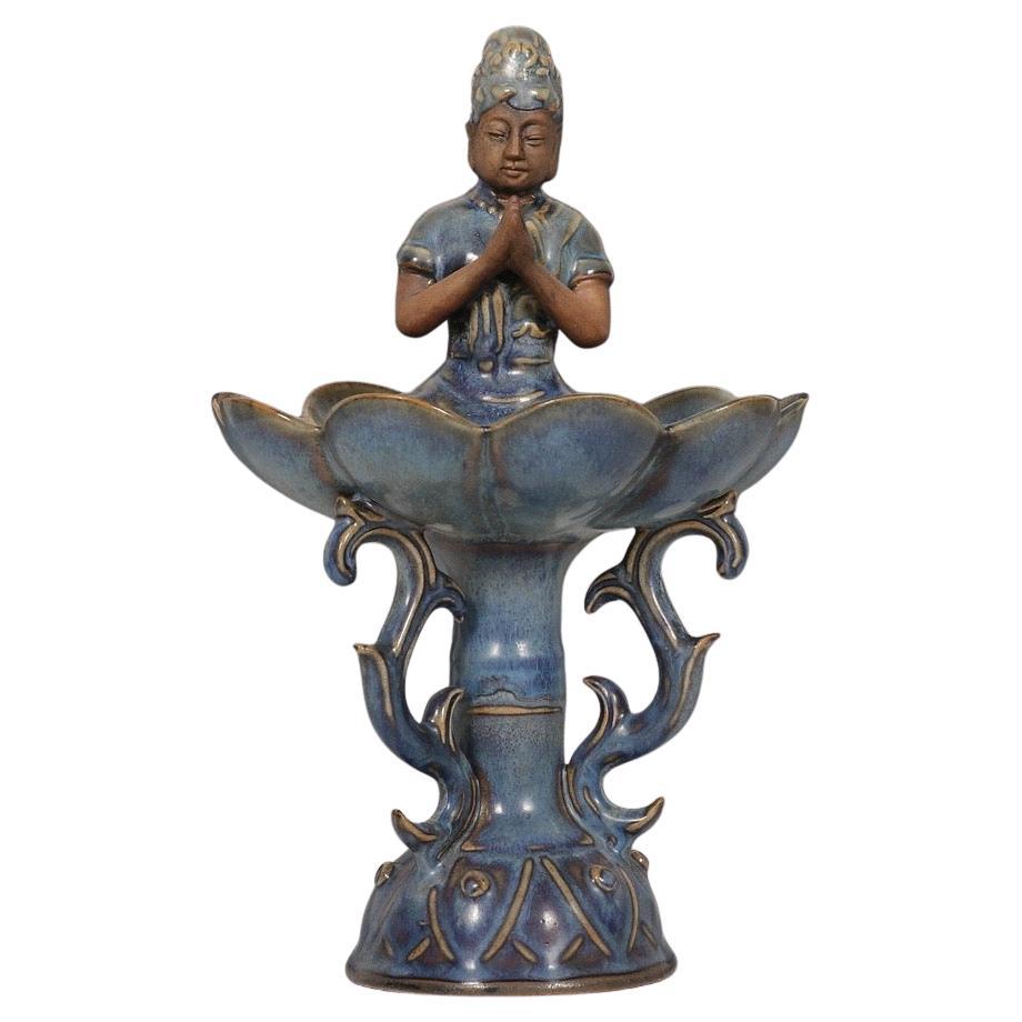 Gran Porcelana China Vieja Esmaltada en Color Buda Sentado sobre Loto Palo de Vela en venta