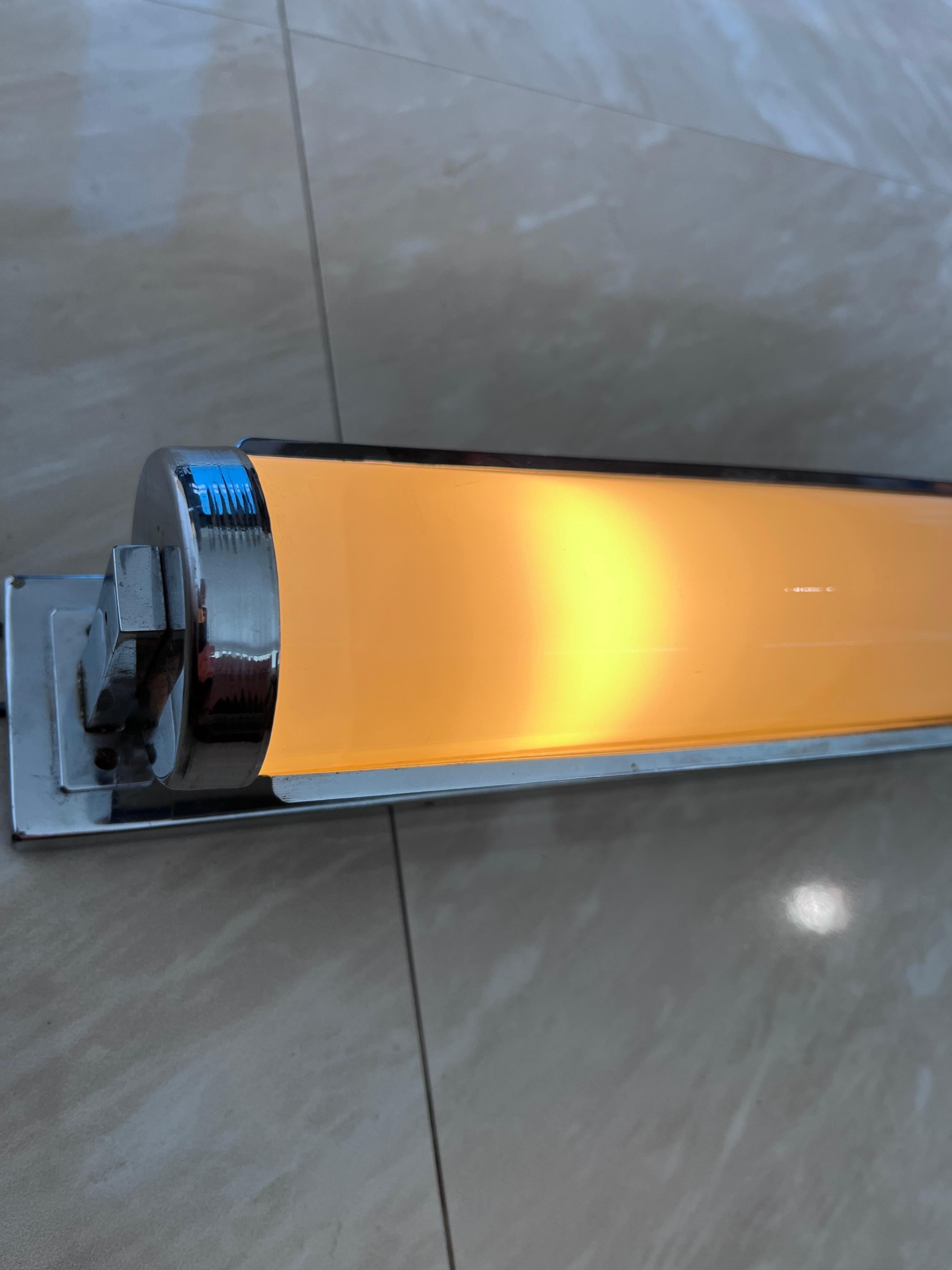 Tchèque Grande lampe murale Bauhaus/fonctionnelle chromée avec abat-jour, années 1930 en vente