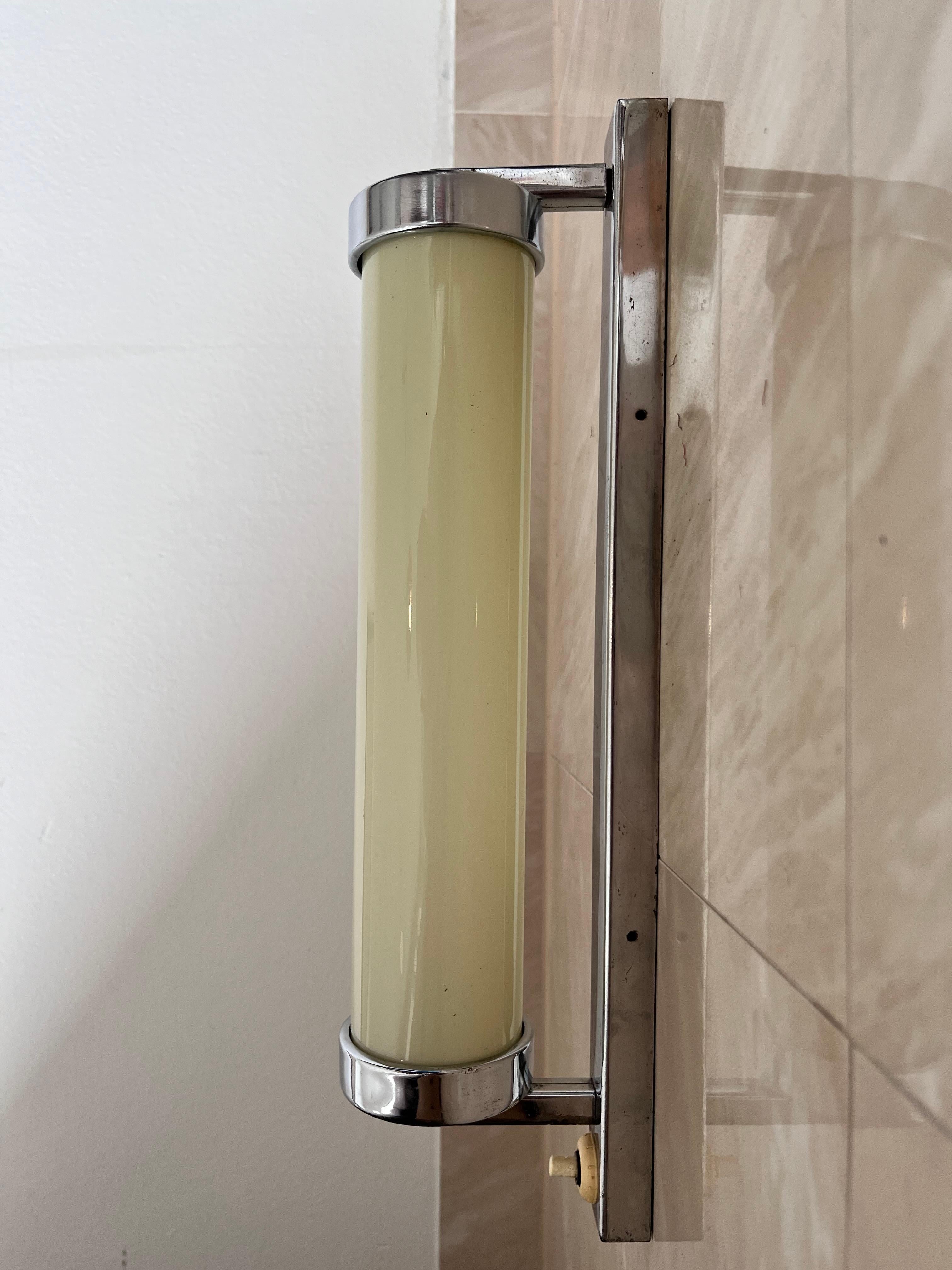 Vaso de leche grande cromado  Lámpara de pared Bauhaus / Funcionalista - Años 30 Vidrio opalino en venta