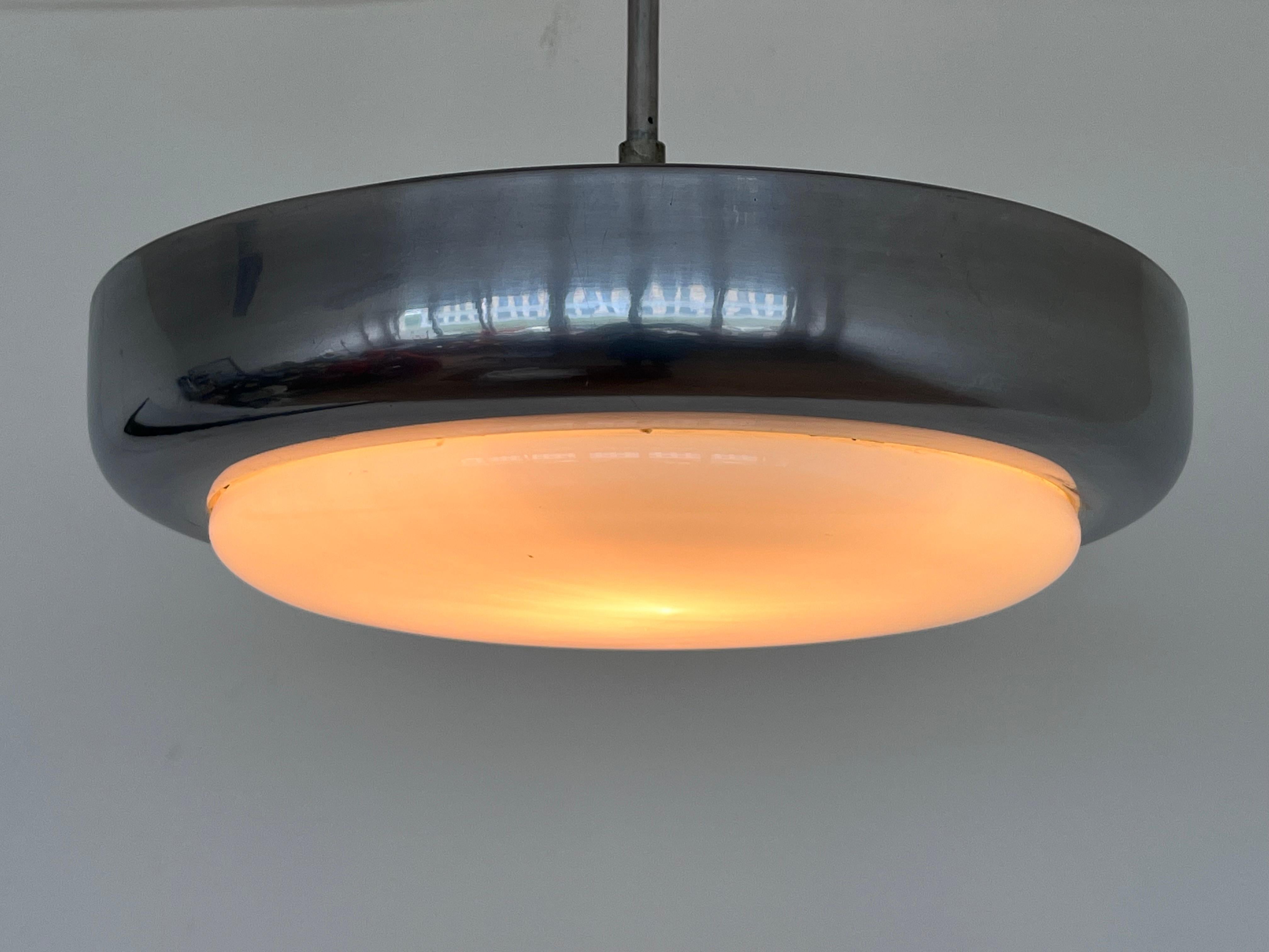 - Cecoslovacchia, anni '30
- alluminio lucido
- l'altezza può essere ridotta
- Ricablaggio: due circuiti separati, lampadine con qualsiasi potenza possibile
- luce diretta e indiretta
- Compatibile con il cablaggio degli Stati Uniti.
- nuova
