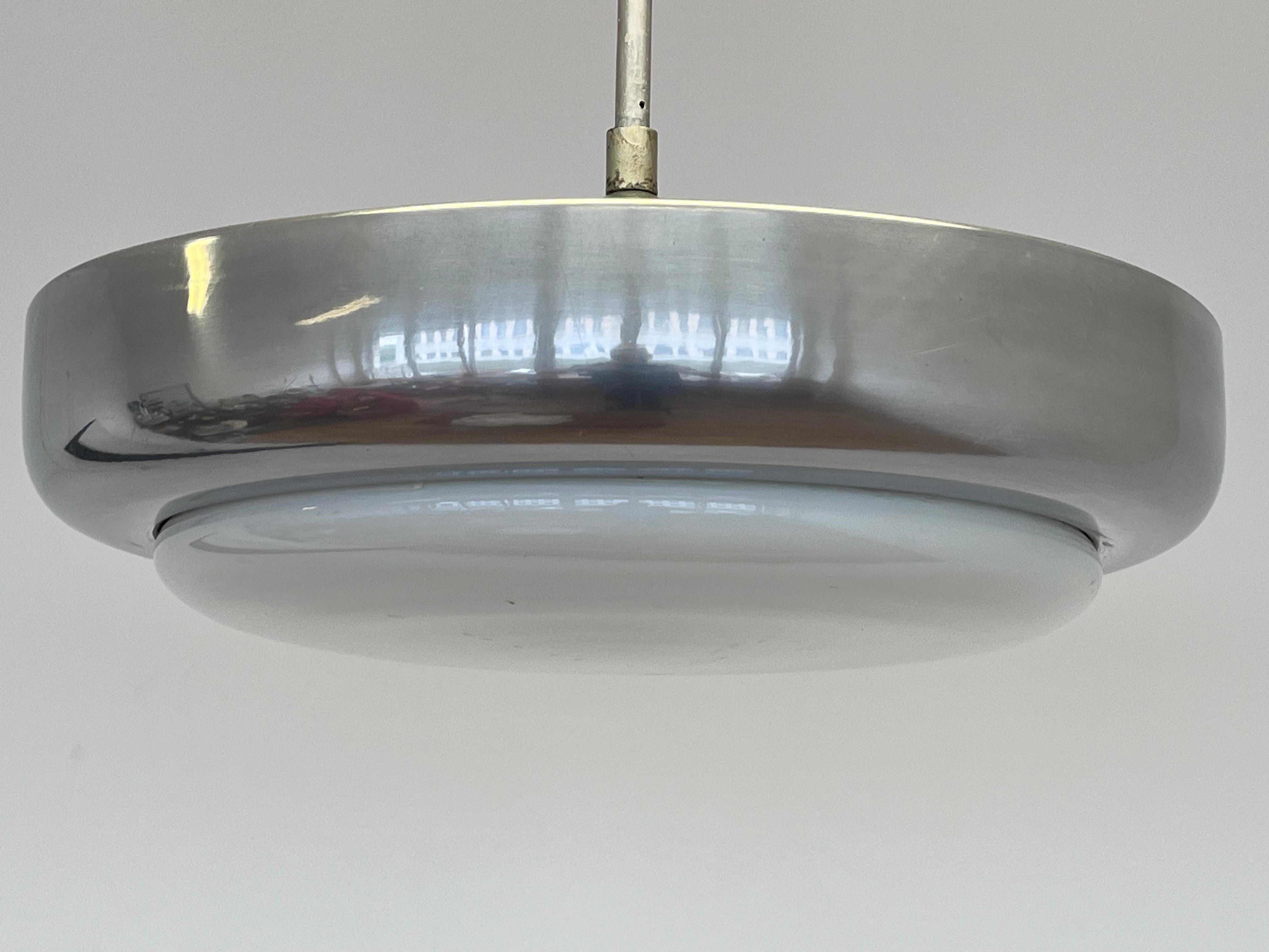 Lampada a sospensione Bauhaus in vetro lattimo cromato - anni '30 In condizioni buone in vendita a Praha, CZ