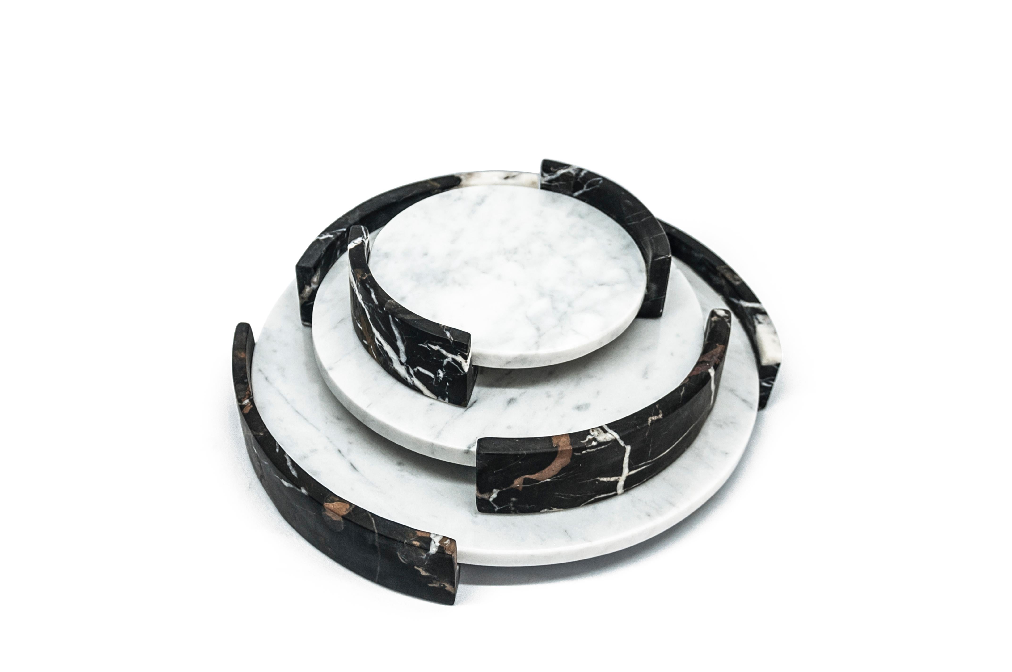 Big circular triptych tray with handles in white Carrara and black Marquina marble.
-Jacopo Simonetti design for FiammettaV-
Each piece is in a way unique (every marble block is different in veins and shades) and handmade by Italian artisans