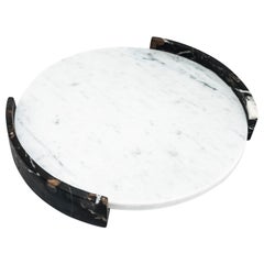 Grand plateau circulaire fait main en marbre blanc de Carrare et noir de Marquina