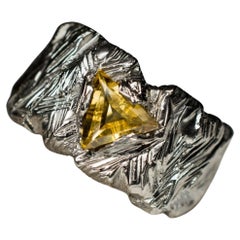 Bague en argent de couleur jaune canari avec grande citrine noire mate, pierre précieuse du Brésil