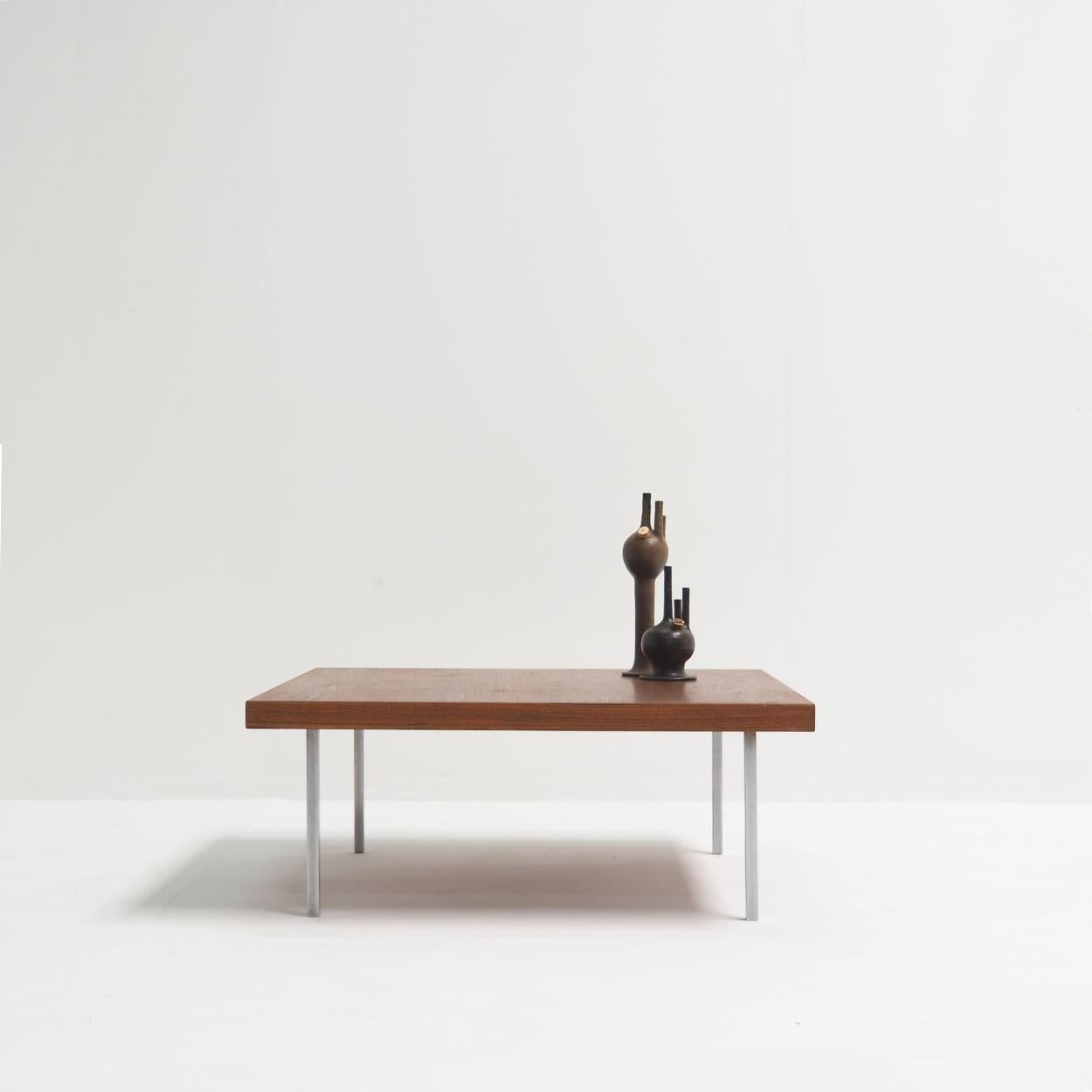Table basse élégante conçue dans les années 1960 par Kho Liang Ie pour le fabricant néerlandais Artifort.
La table a un plateau carré en placage de teck. Il a une belle couleur foncée et est entièrement restauré. Signé.
De nombreux designs de Kho