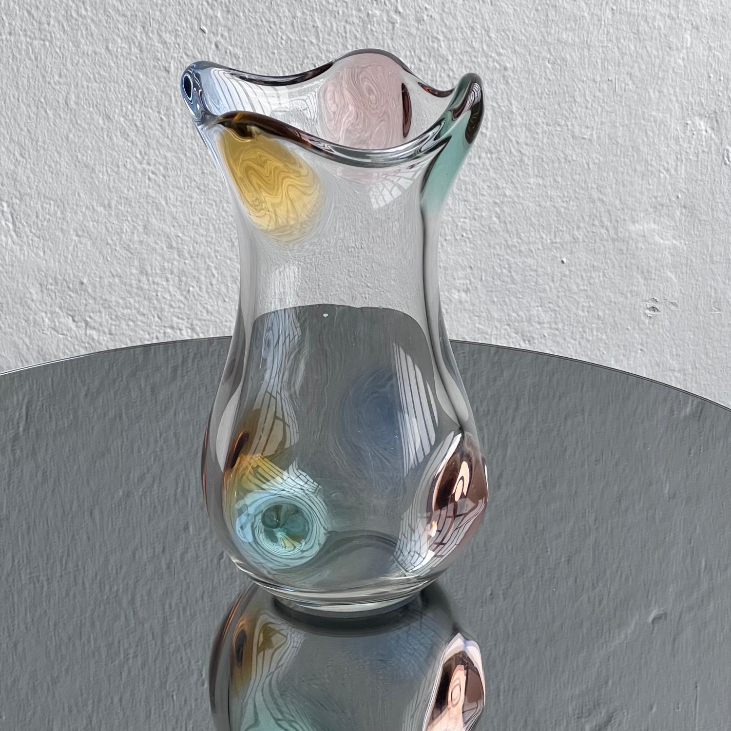 Diese große Vase aus den 1960er Jahren stammt aus der von Spinzi Milano kuratierten Auswahl an Vintage-Sammelgläsern und ist ein wunderbares Beispiel für italienisches Design.

Sie ist fließend, elegant und farbenfroh, fast skulptural in ihrer