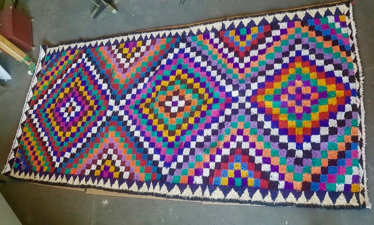 This rug is from the 1970s and is in a clean and good condition. His format is perfect for putting it under a dining table.