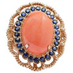 Anello con corallo grande, zaffiri, diamanti, oro rosa 14 carati.