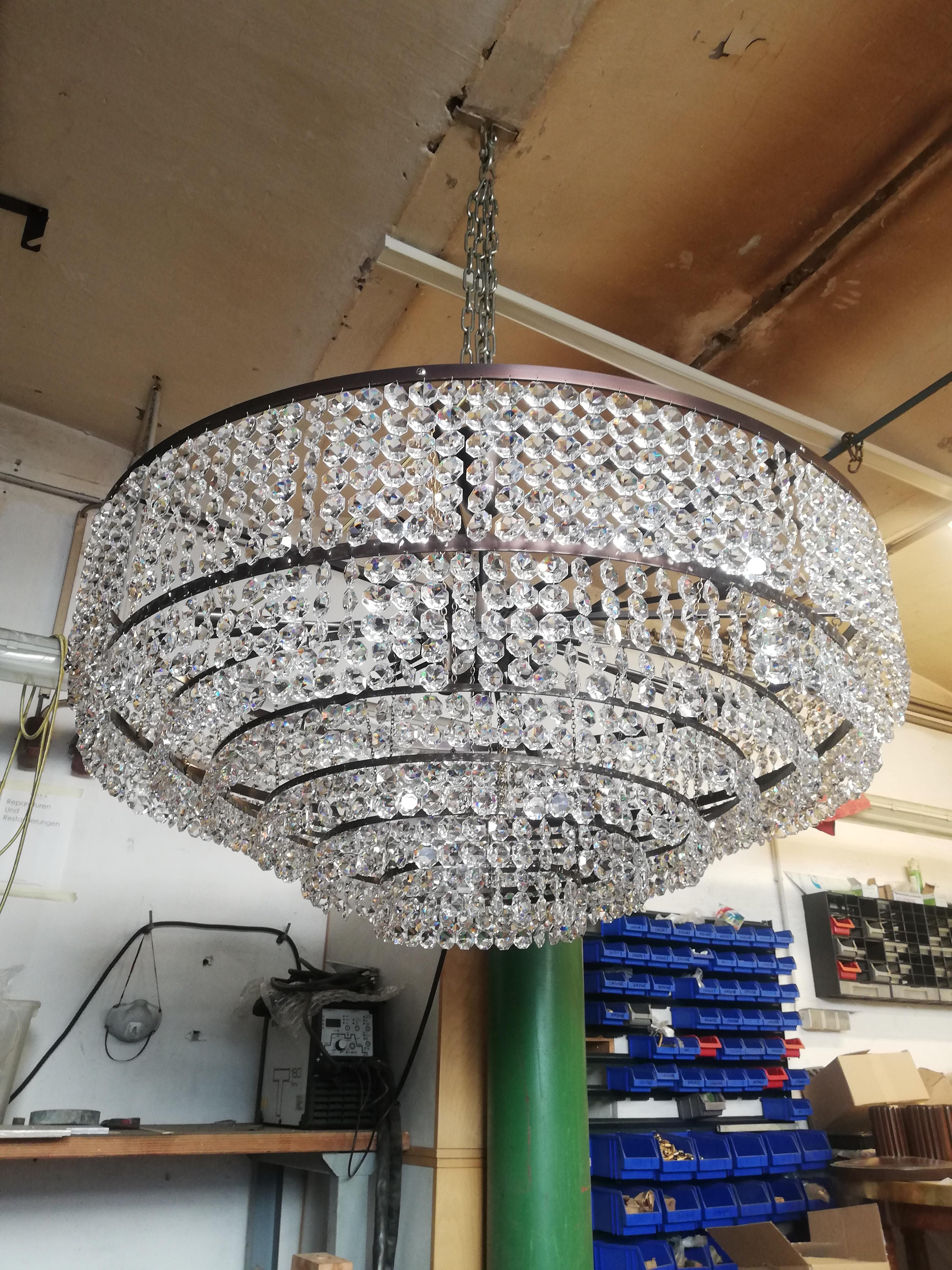 Gran araña de cristal al estilo de los años 60 Reedición en Nuevo estado para la venta en Vienna, AT