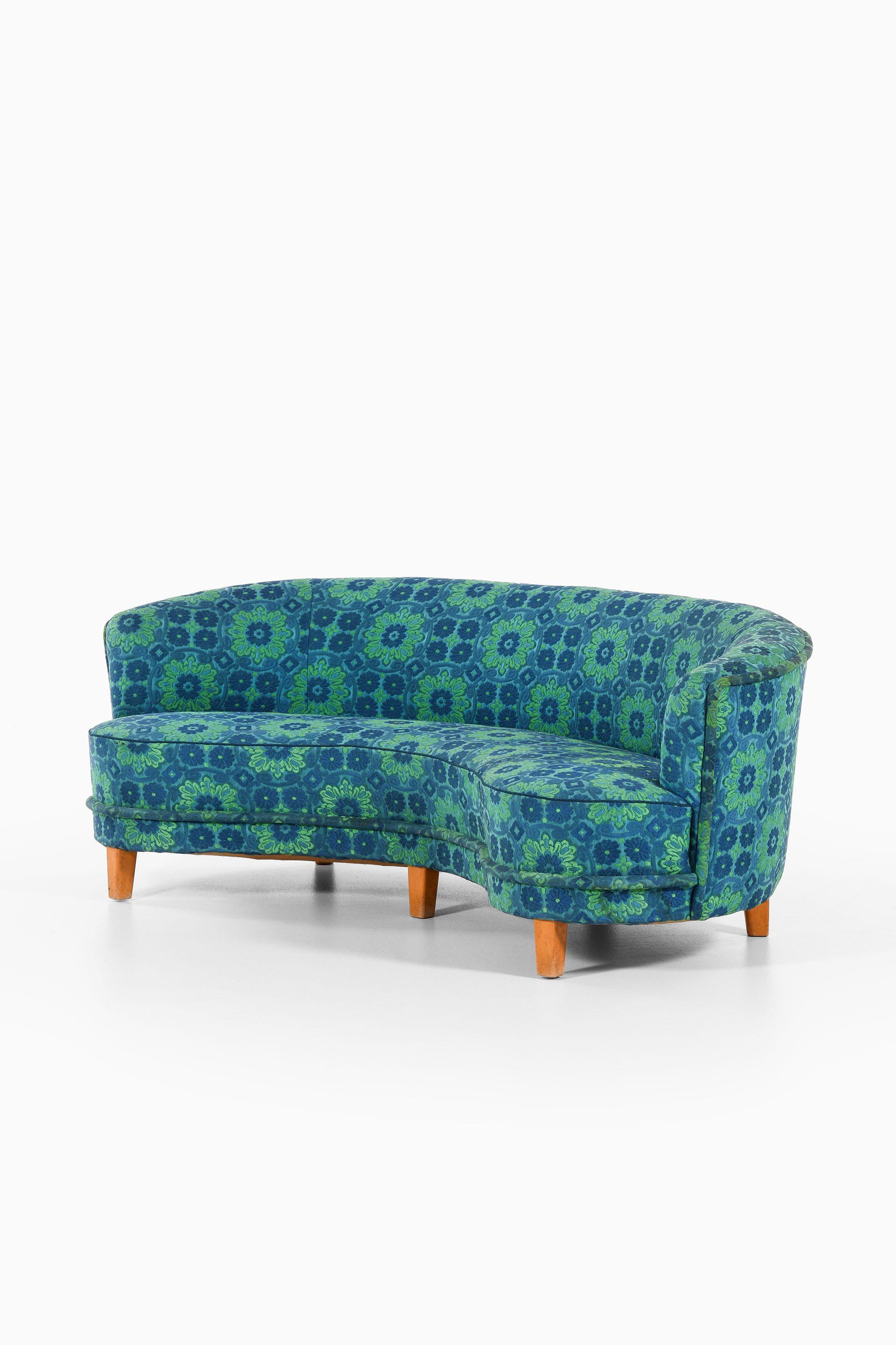 Mid-Century moderno Grande divano curvo in Beeche e tessuto Attribuito a Otto Schulz, anni '30 in vendita