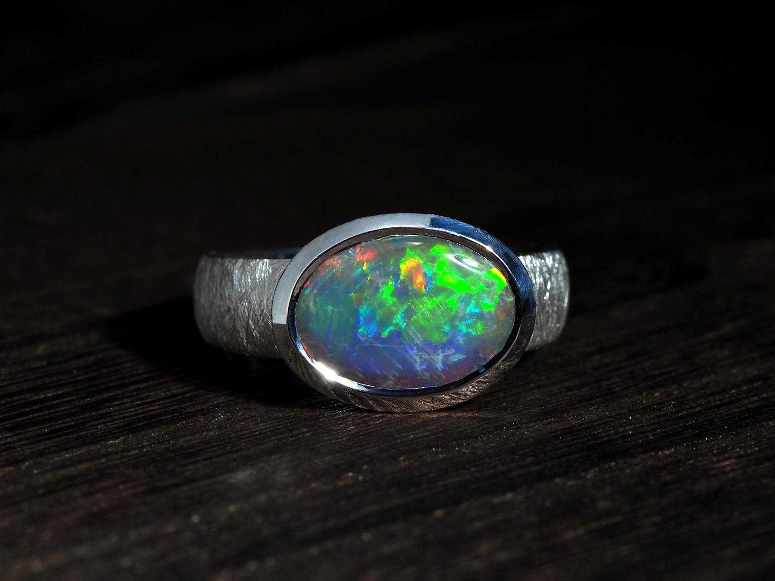 Bague Bigli en argent avec rare Opale foncée naturelle brillante avec opalescence rouge, verte, jaune, bleue et orange et motif inhabituel.
Origine de l'opale - Australie
mesures de l'opale  - 9 x 13 mm
Poids de l'anneau - 5,5 grammes
taille de