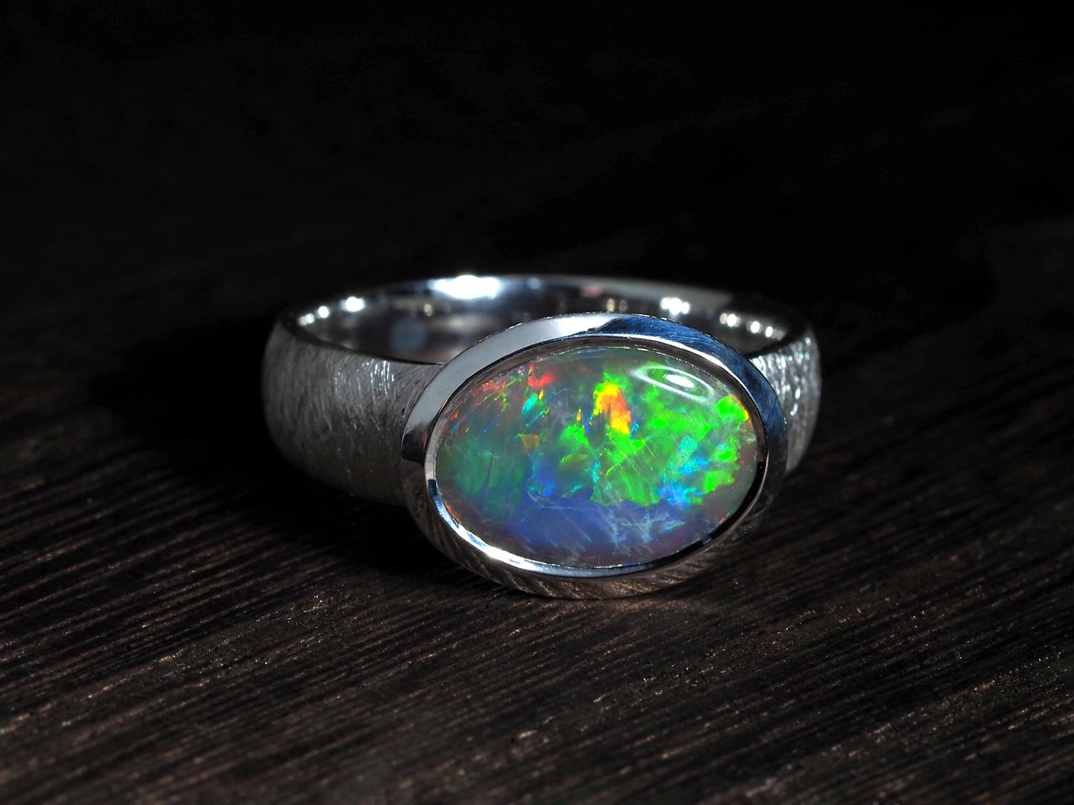 Taille ovale Big Dark Australian Opal Silver Ring Bijoux en Opale Australienne à motifs brillants en vente