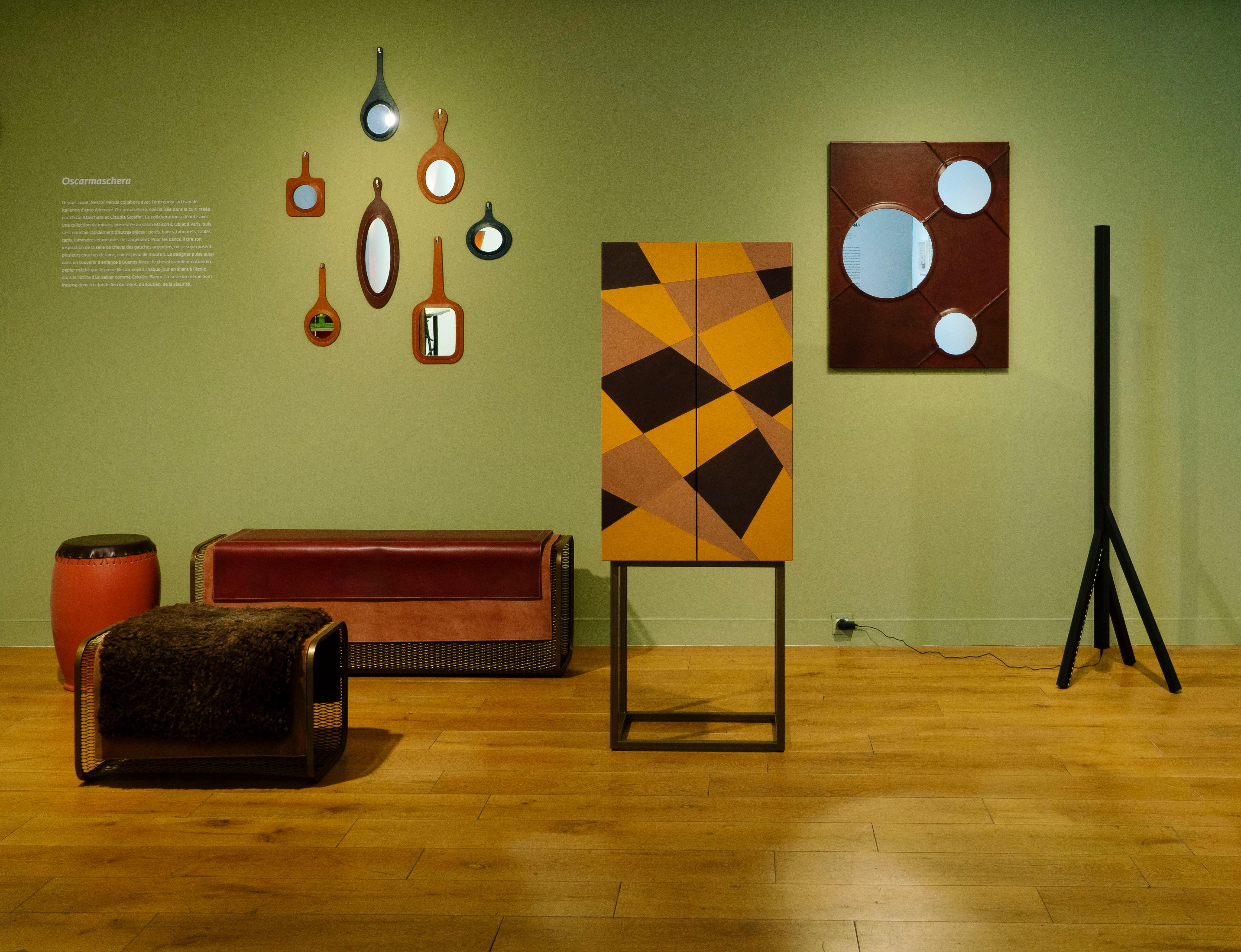 Postmoderno Specchio da parete Big Day con gancio in acciaio inossidabile di Oscar Maschera in vendita