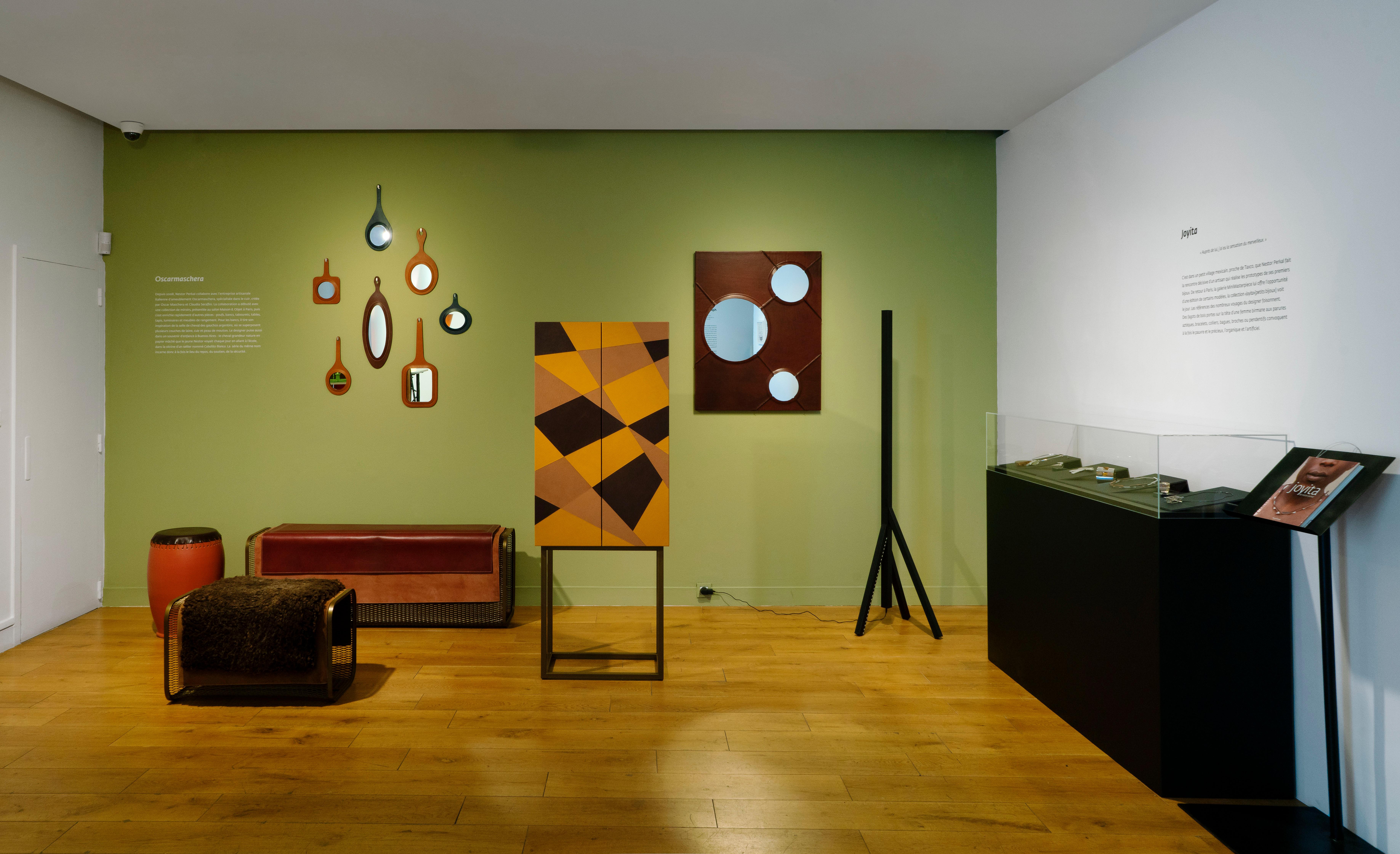 Italiano Specchio da parete Big Day con gancio in acciaio inossidabile di Oscar Maschera in vendita