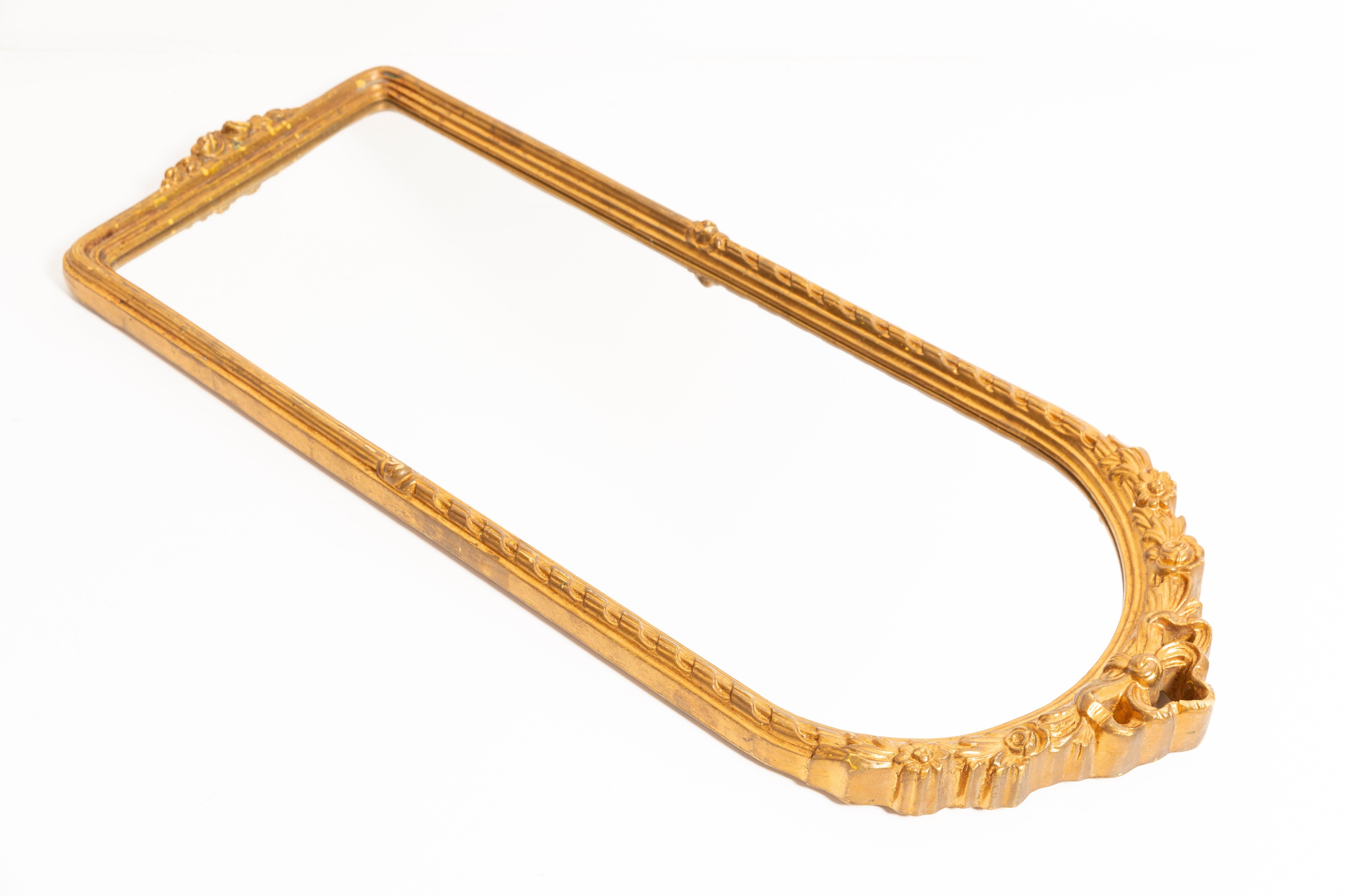 Magnifique miroir dans un cadre décoratif doré d'Italie. Le cadre est en bois. Le miroir est en très bon état vintage, aucun dommage ou fissure dans le cadre. Verre original. Une belle pièce pour chaque intérieur ! Une seule pièce unique.