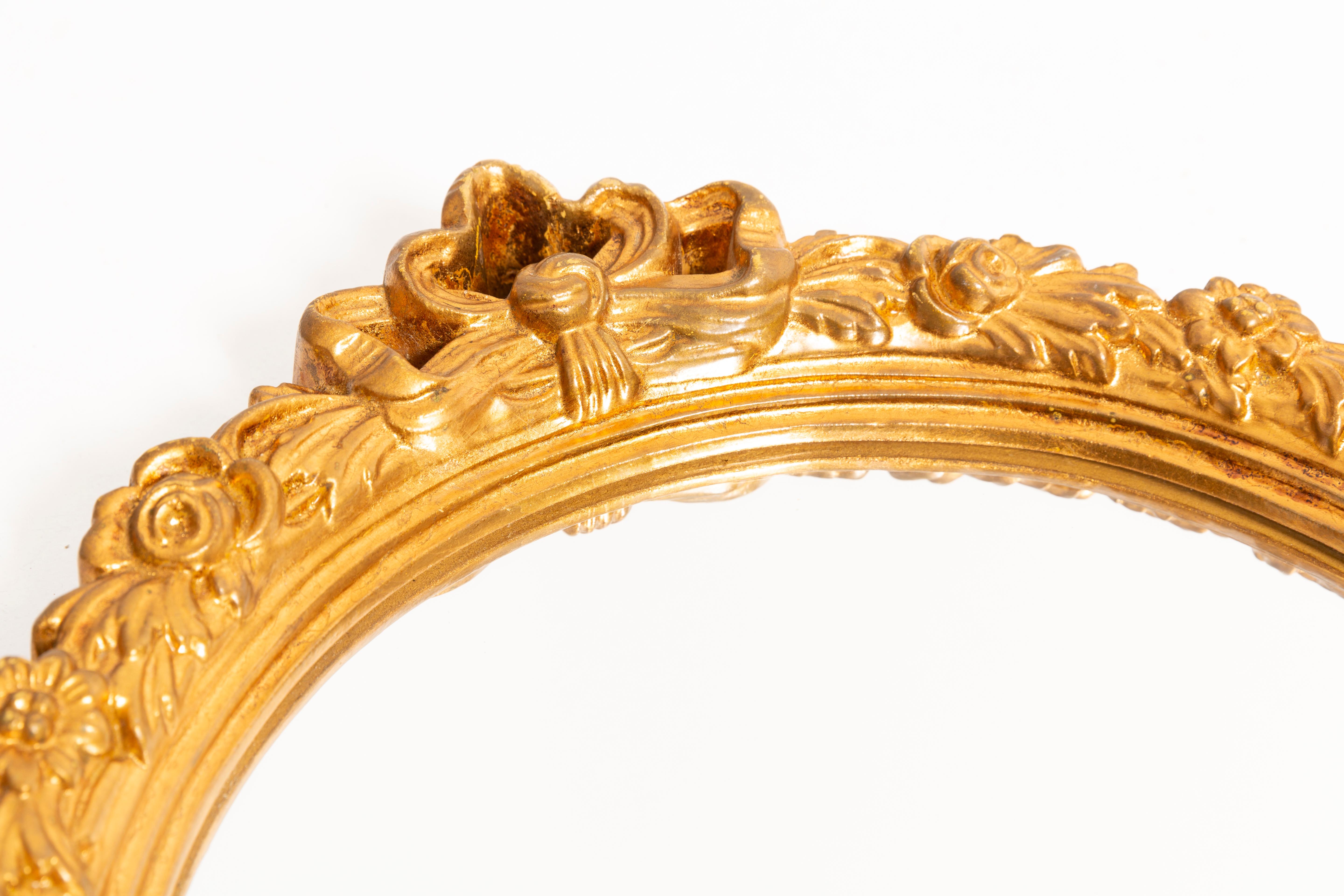 Grand miroir décoratif en bois doré, Italie, années 1960 Bon état - En vente à 05-080 Hornowek, PL