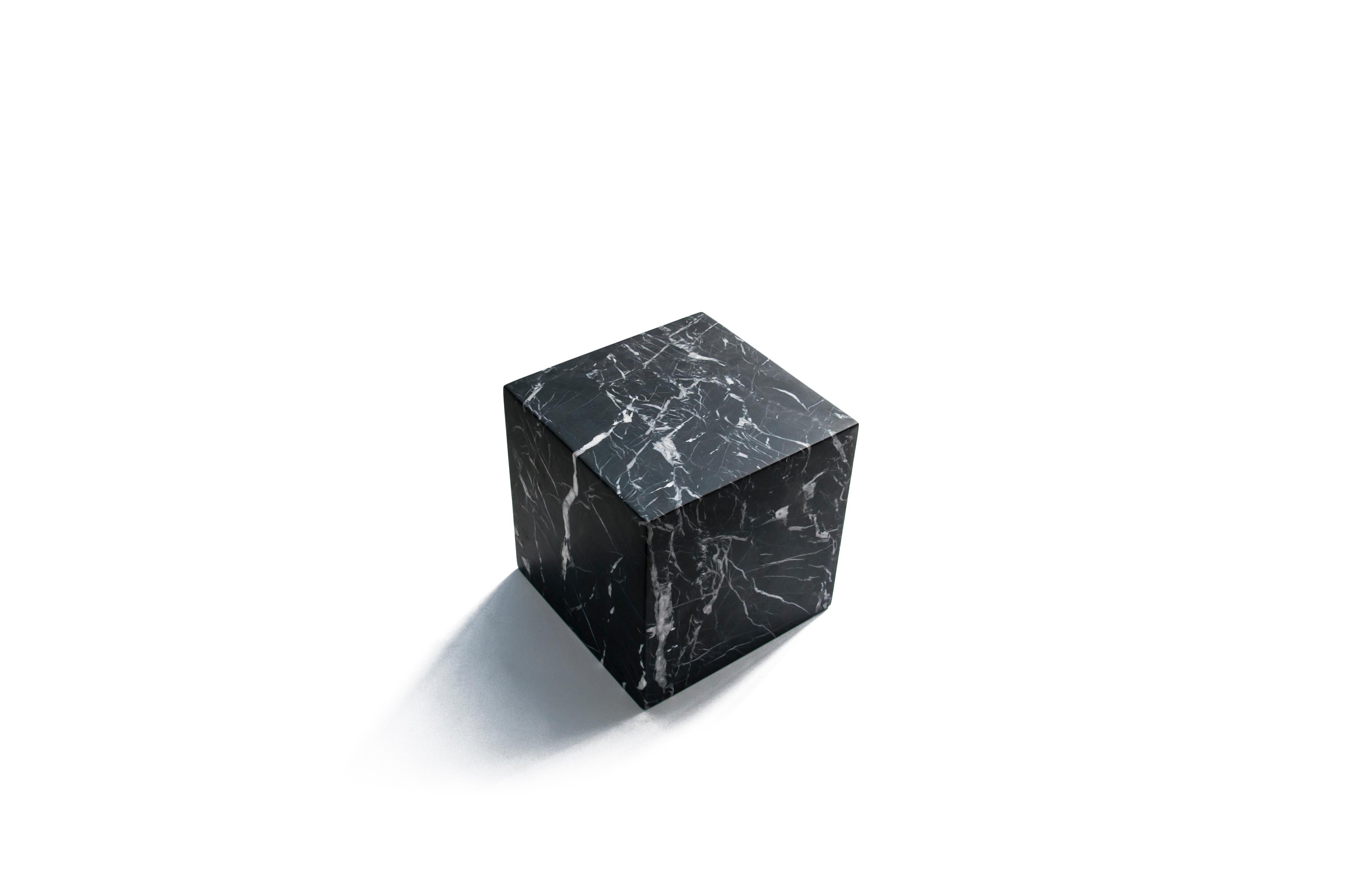 Grand cube décoratif presse-papiers plein en marbre noir Marquina. Chaque pièce est en quelque sorte unique (chaque bloc de marbre est différent par ses veines et ses nuances) et fabriquée à la main par des artisans italiens spécialisés depuis des