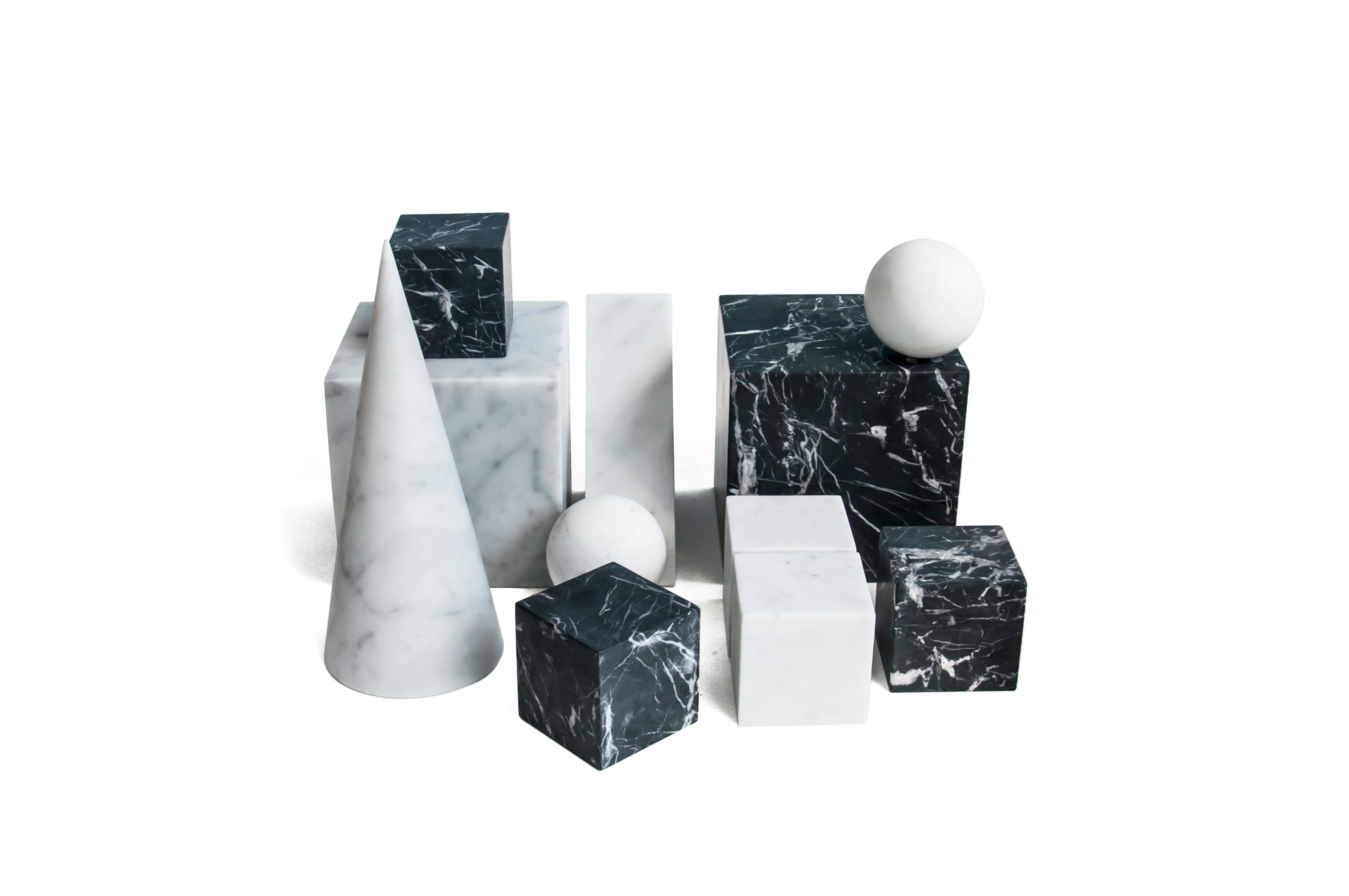 Handgefertigter großer dekorativer Briefbeschwerer Würfel aus satiniertem weißem Carrara-Marmor im Angebot 3