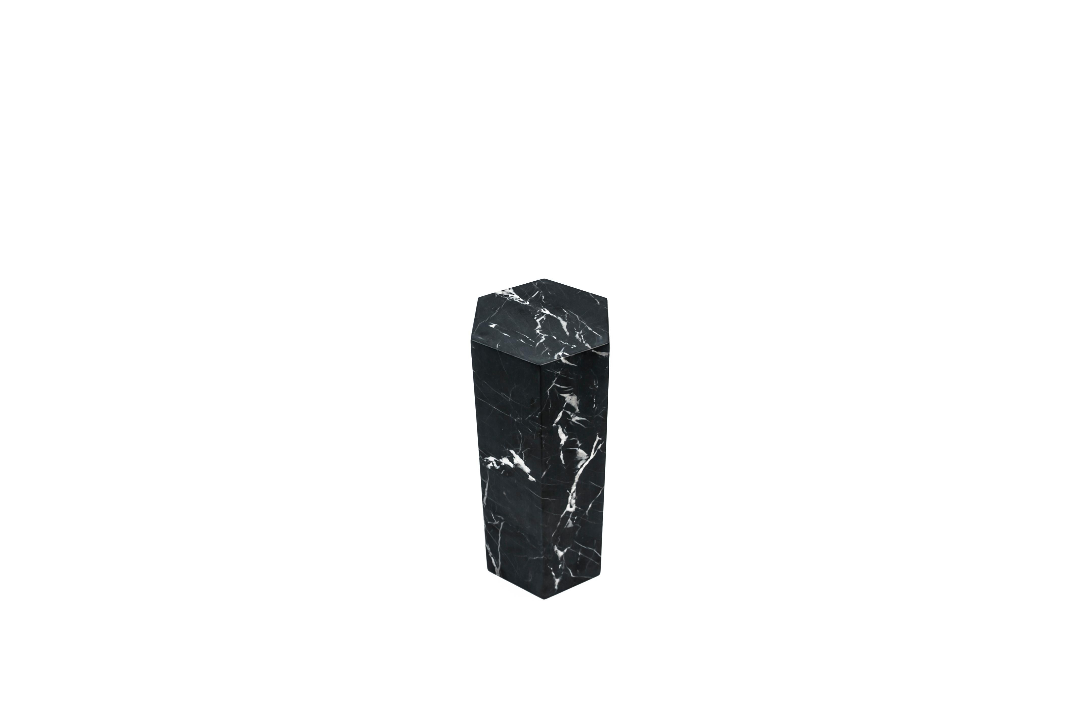 Ein großes dekoratives Prisma/Buchstütze aus schwarzem Marquina-Marmor voll. Geschliffene Oberfläche.
Jedes Stück ist ein Unikat (jeder Marmorblock hat eine andere Maserung und Schattierung) und wird von italienischen Handwerkern, die seit