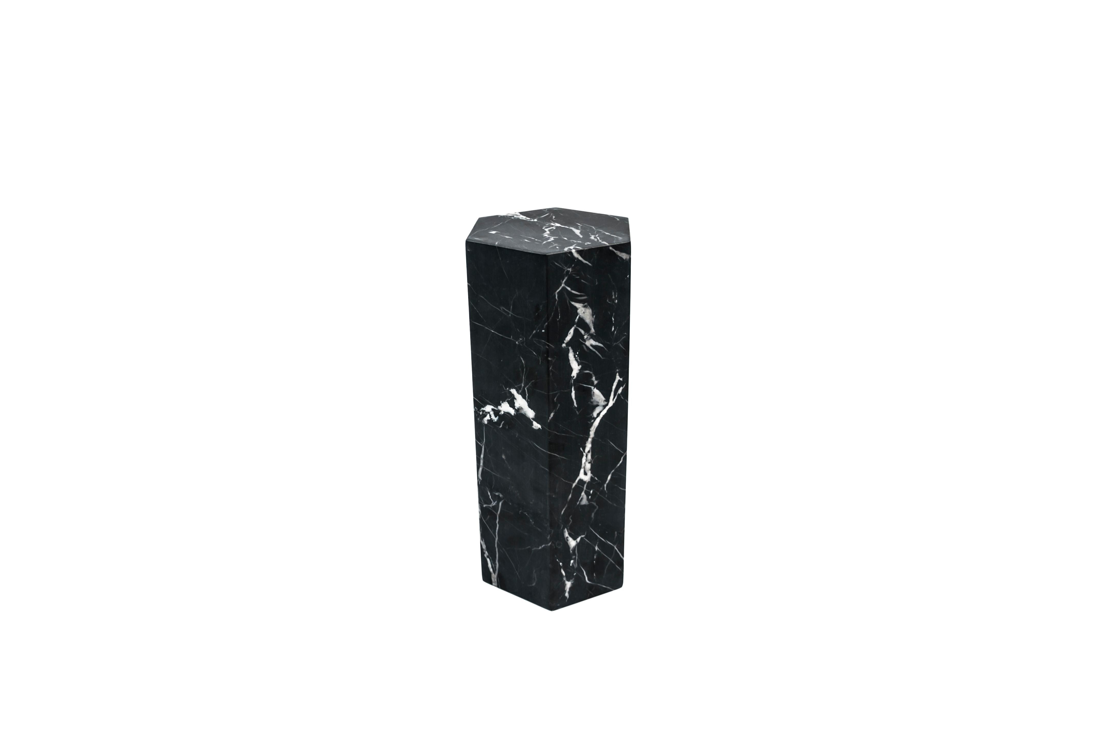 Handgefertigter großer dekorativer Prisma / Buchstütze aus schwarzem Marquina-Marmor in Satin (Italienisch) im Angebot