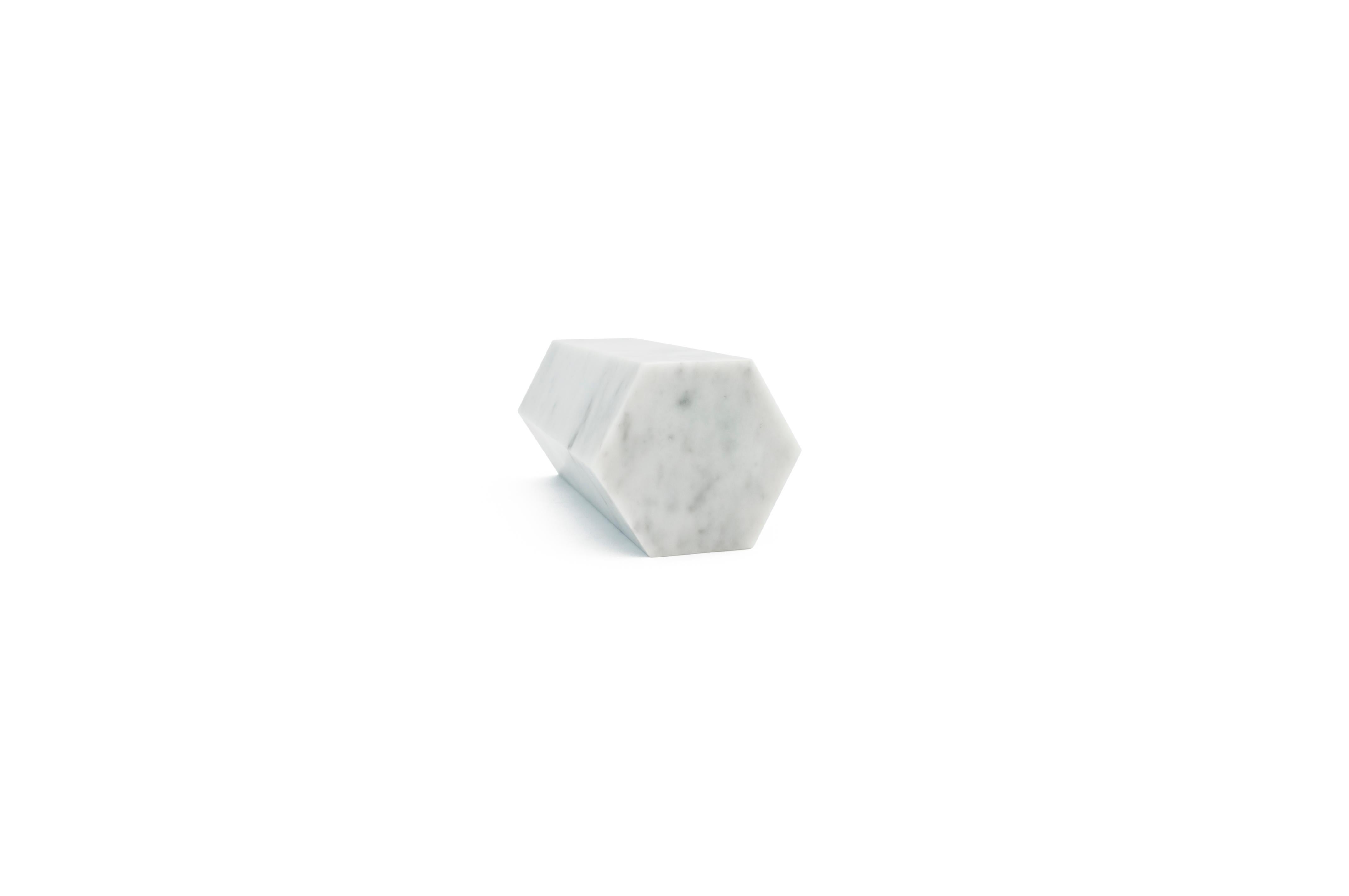 Ein großes dekoratives Prisma/Buchstütze aus weißem Carrara-Marmor voll. Geschliffene Oberfläche.
Jedes Stück ist ein Unikat (jeder Marmorblock hat eine andere Maserung und Schattierung) und wird von italienischen Handwerkern, die seit Generationen
