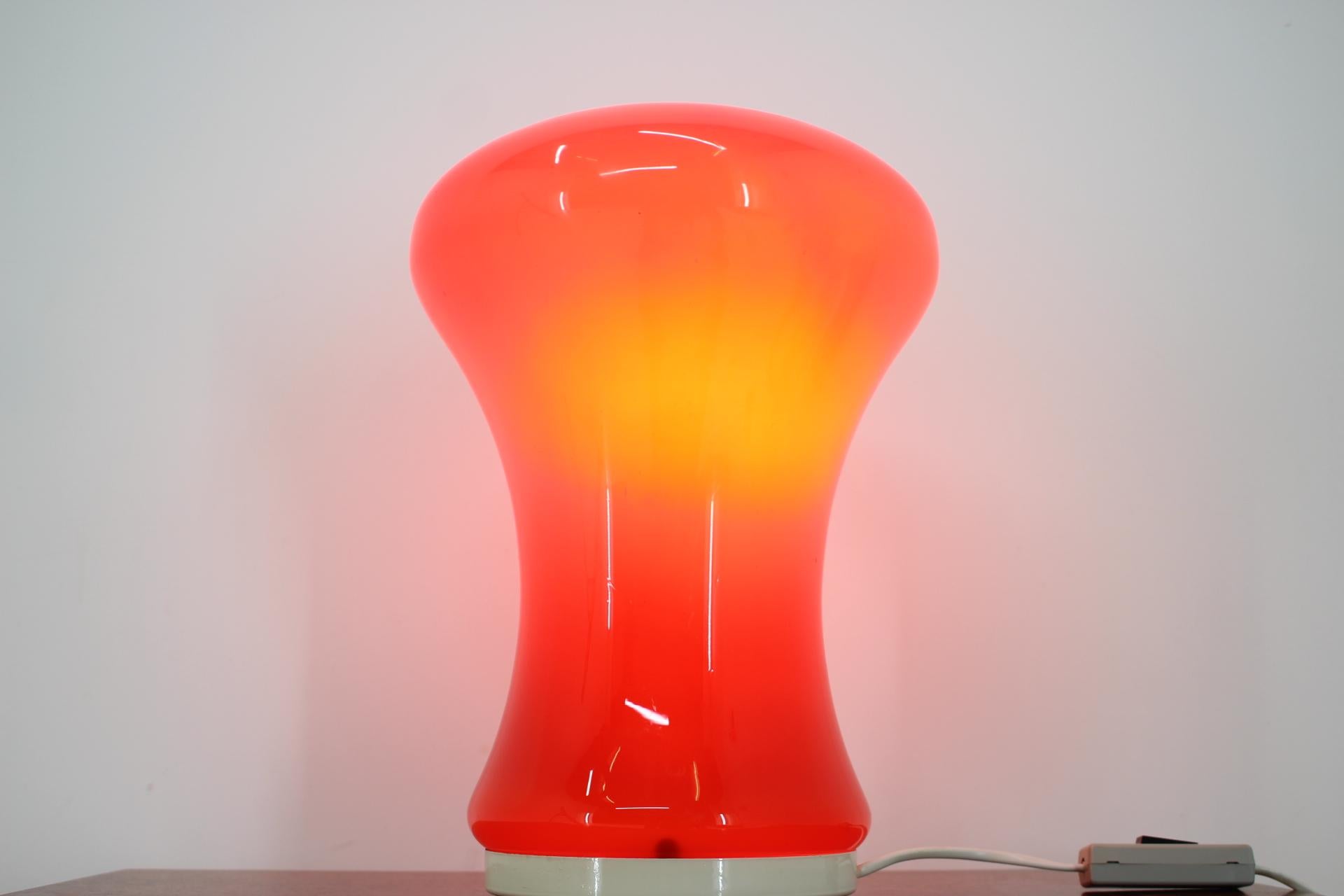 Mid-Century Modern Big Design Lampe de table d'hôtel en verre rouge:: 1970 en vente