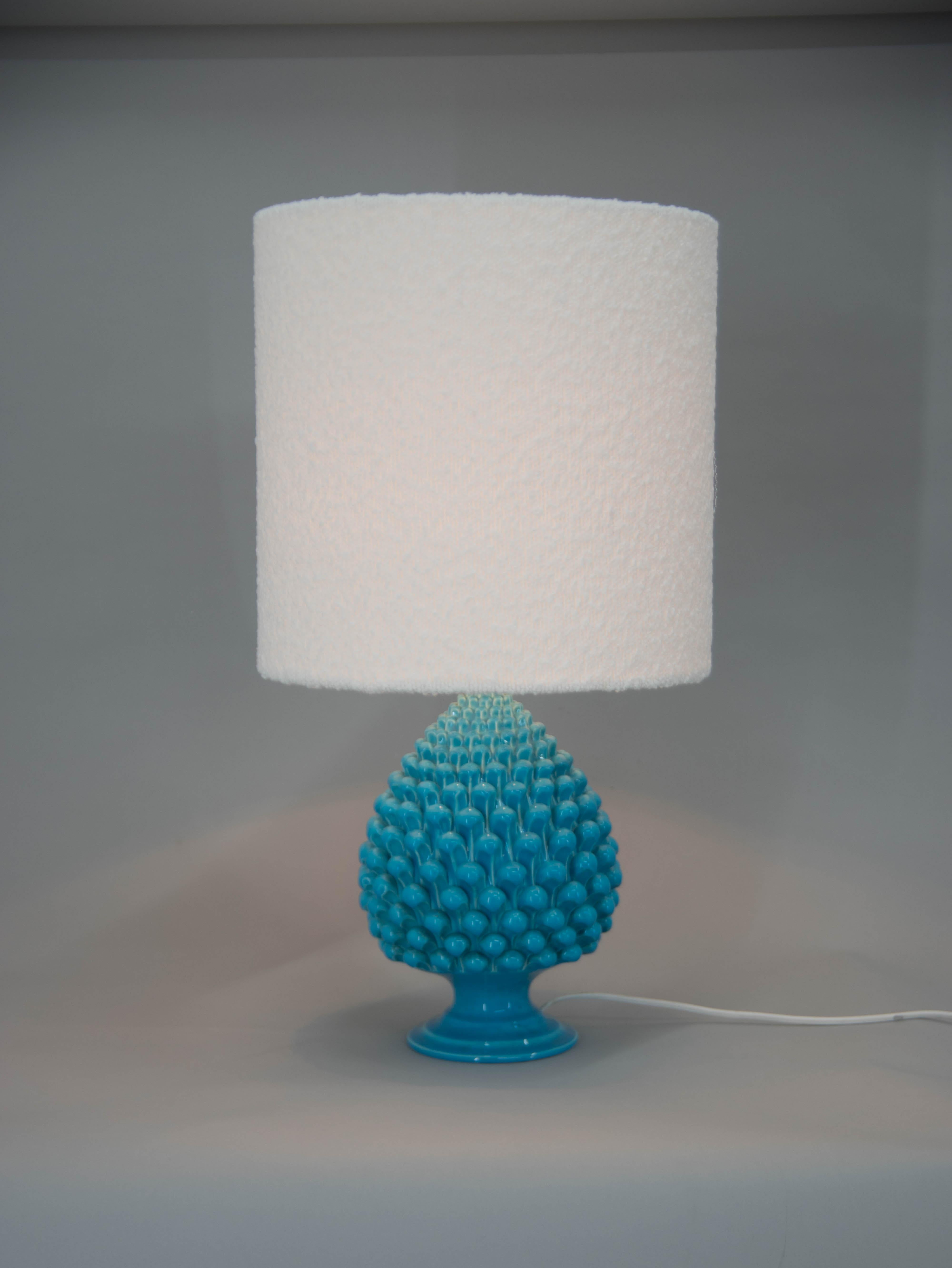 Lampe de table BigLI avec abat-jour en porcelaine et abat-jour en tissu de fabrication récente. 
1x60W, ampoule E25-E27.
Adaptateur pour prise américaine inclus.