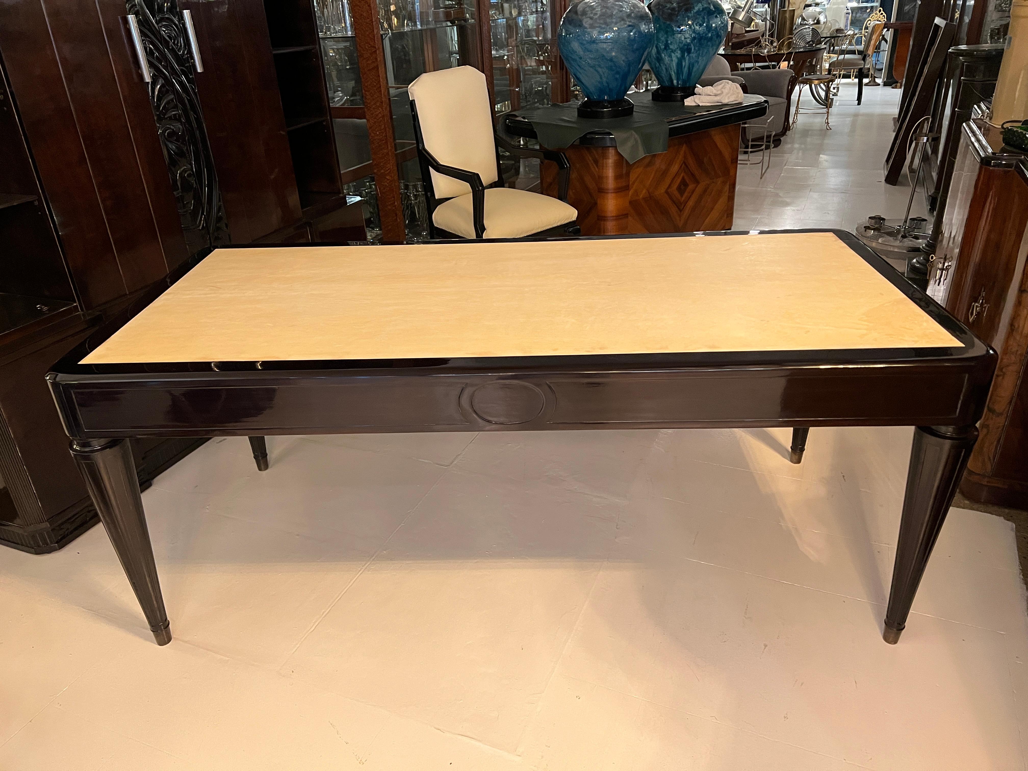 Big Desk Art Deco in Wood and Parchment, with 3 Drawers, 1930, Made in France In Good Condition For Sale In Ciudad Autónoma Buenos Aires, C