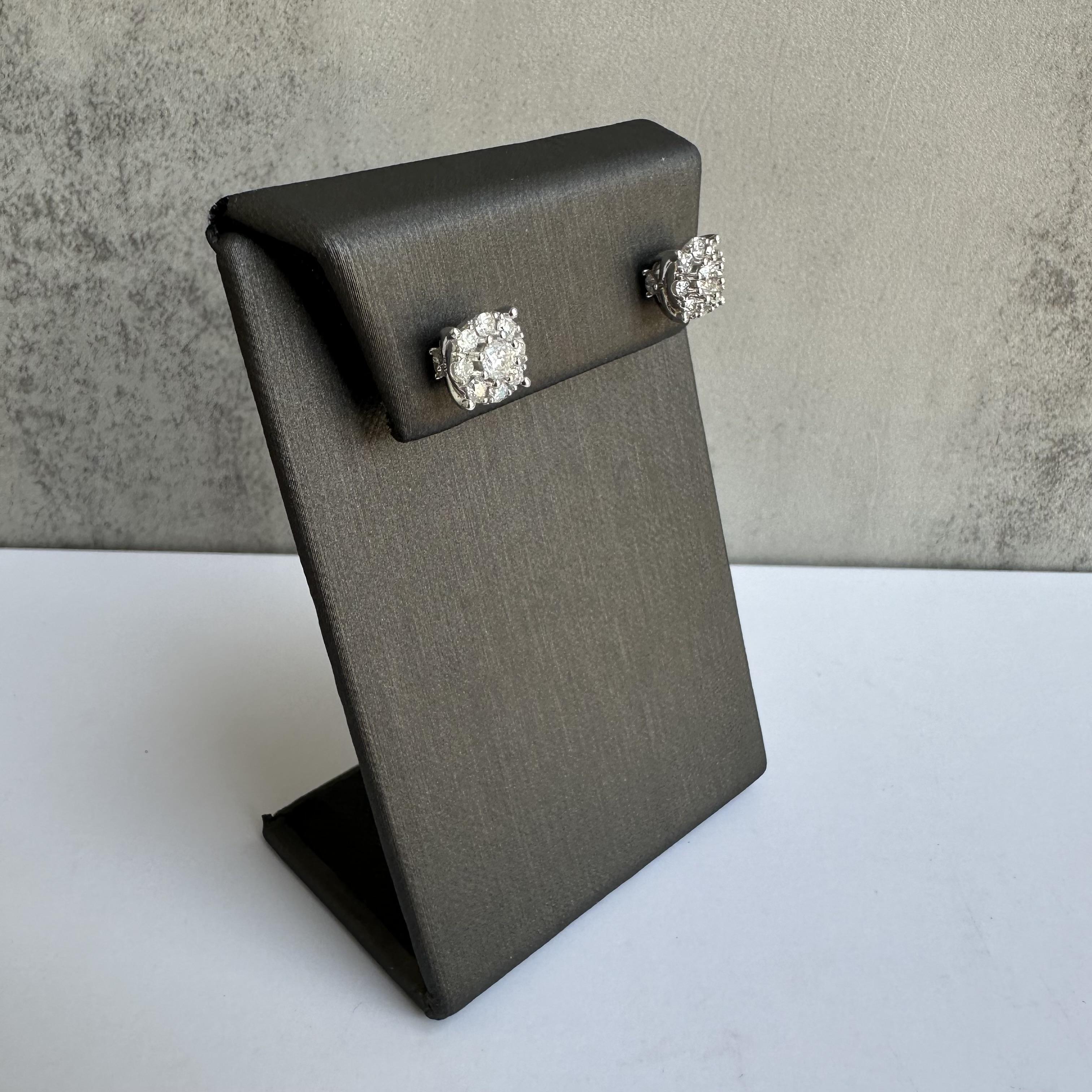 Fai una bella figura con questi orecchini a grappolo con diamanti grandi in oro bianco 10 carati. Con un totale di 1,20 carati di diamanti naturali di colore HI e purezza I, questi orecchini sono progettati per brillare e risplendere da ogni